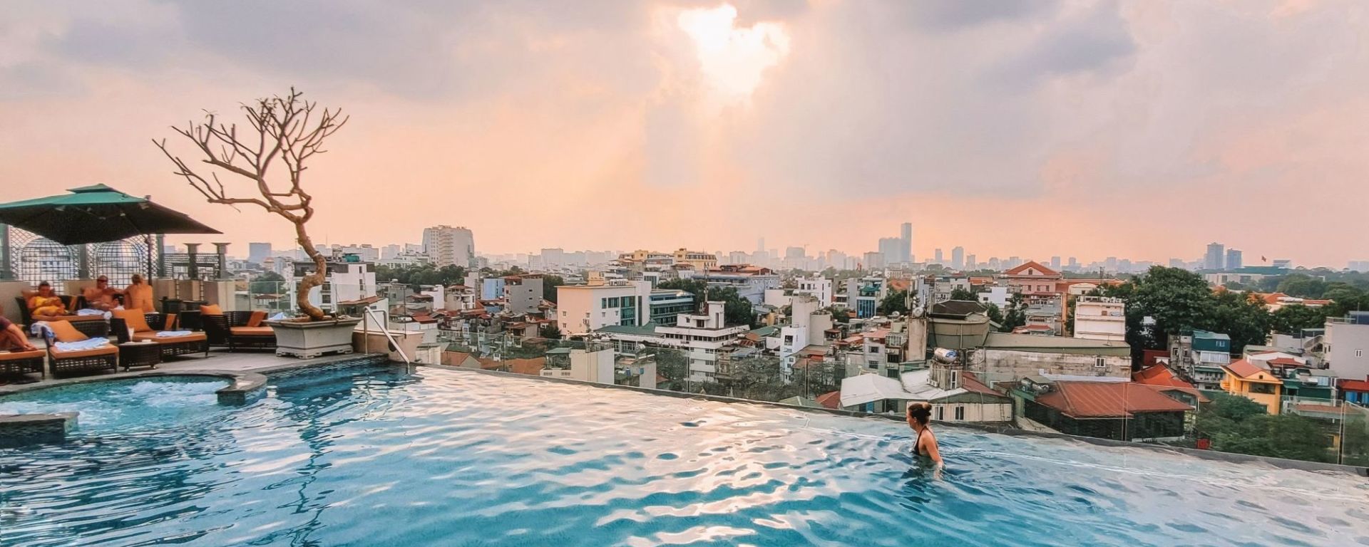Peridot Grand Luxury Boutique Hotel à Hanoi: Infinity Pool