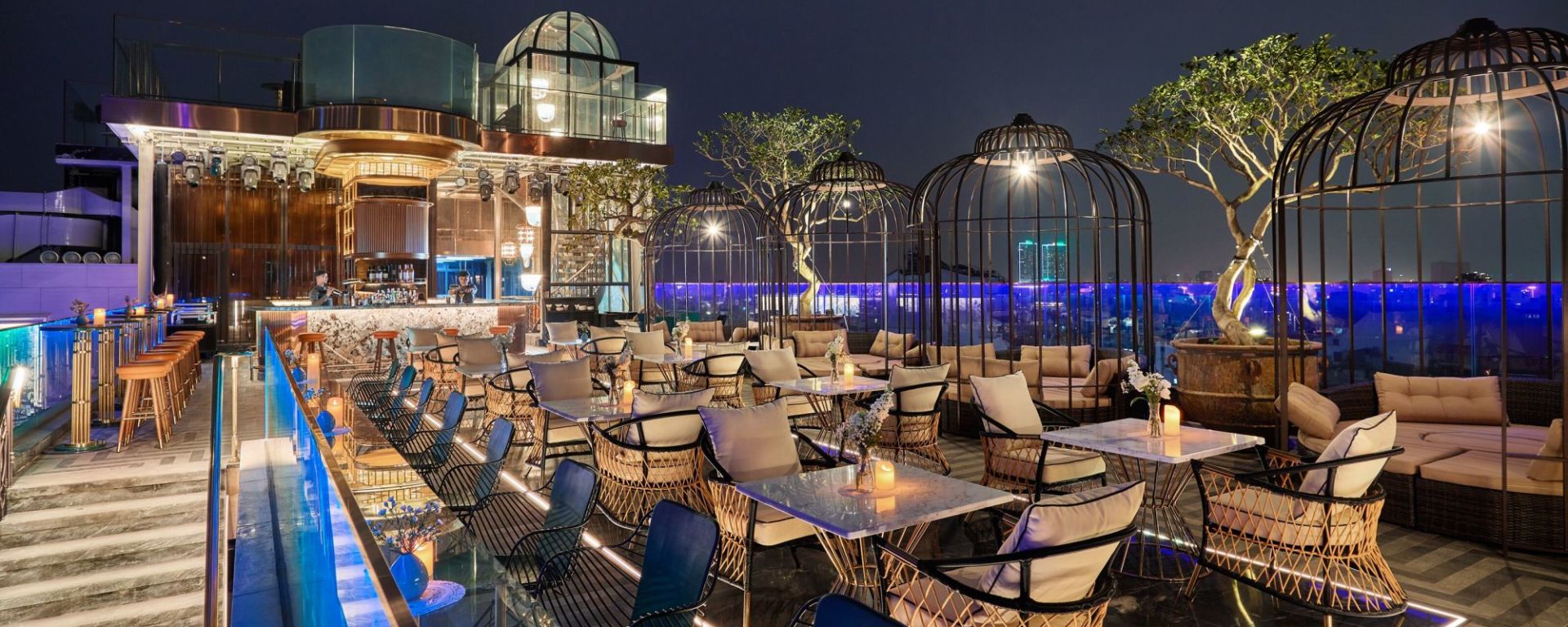 Peridot Grand Luxury Boutique Hotel à Hanoi: Rooftop terrace at night