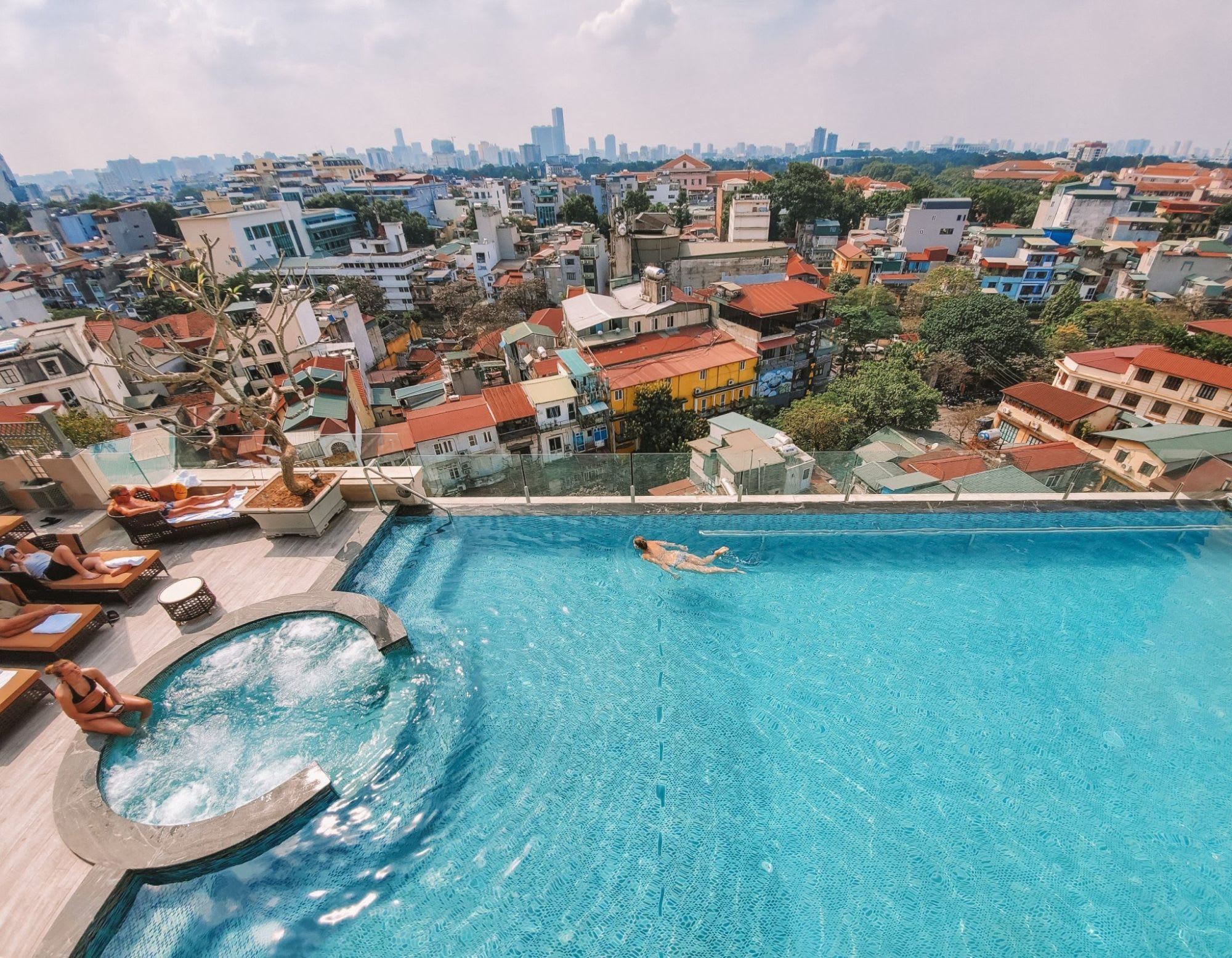Peridot Grand Luxury Boutique Hotel à Hanoi: Infinity Pool