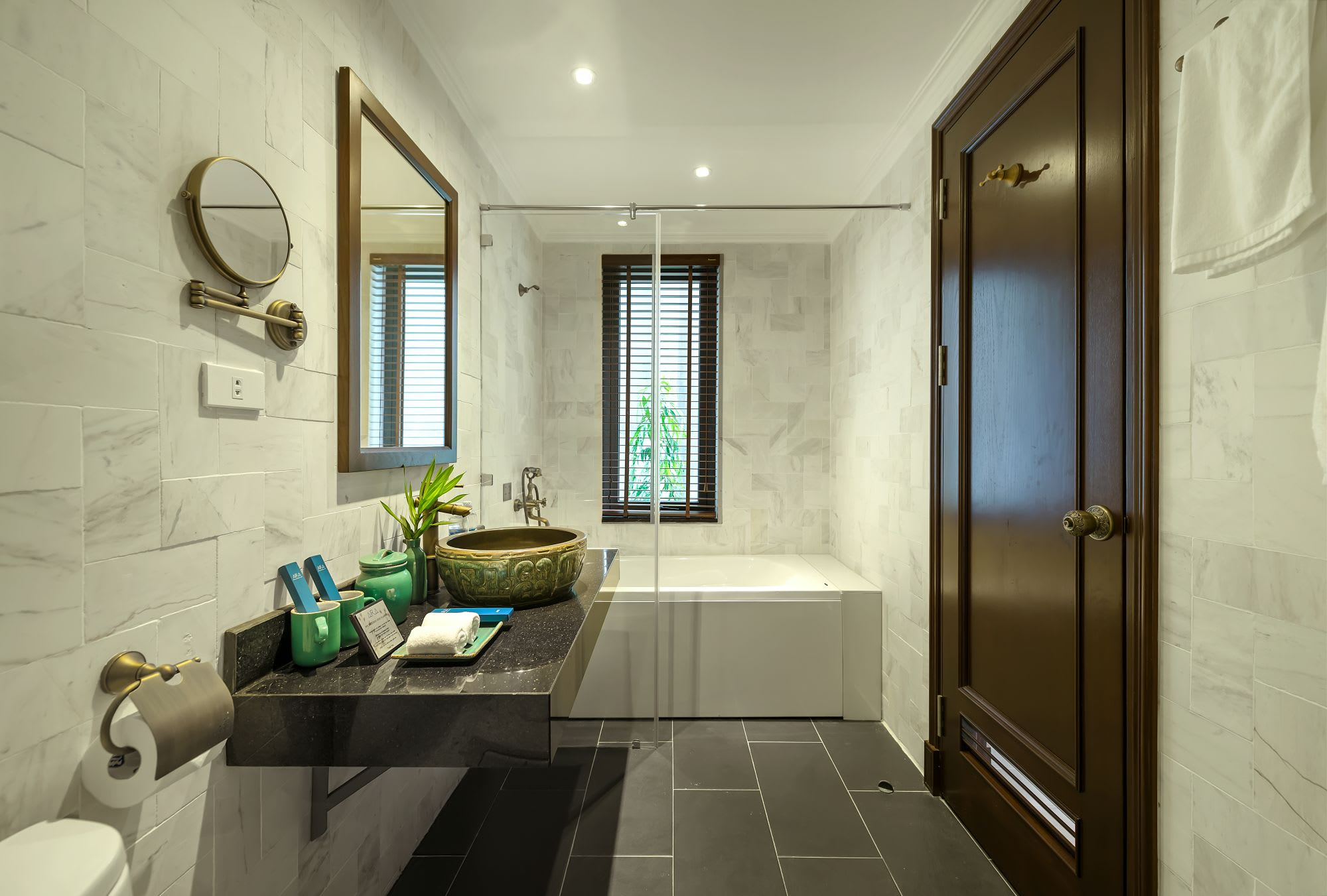 Aira Boutique Hoi An Hotel & Villa: Premier Deluxe Balcony | bathroom