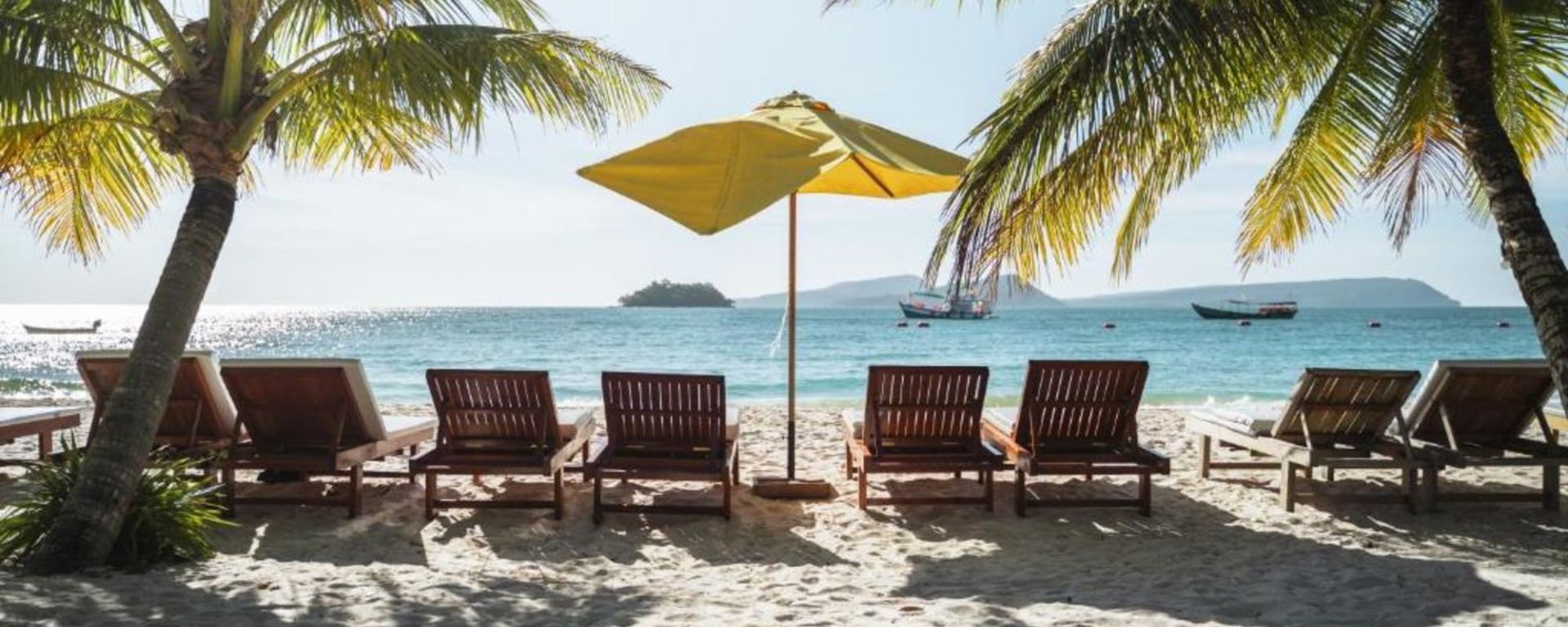 Long Set Resort à Koh Rong: Sunchairs at the beach