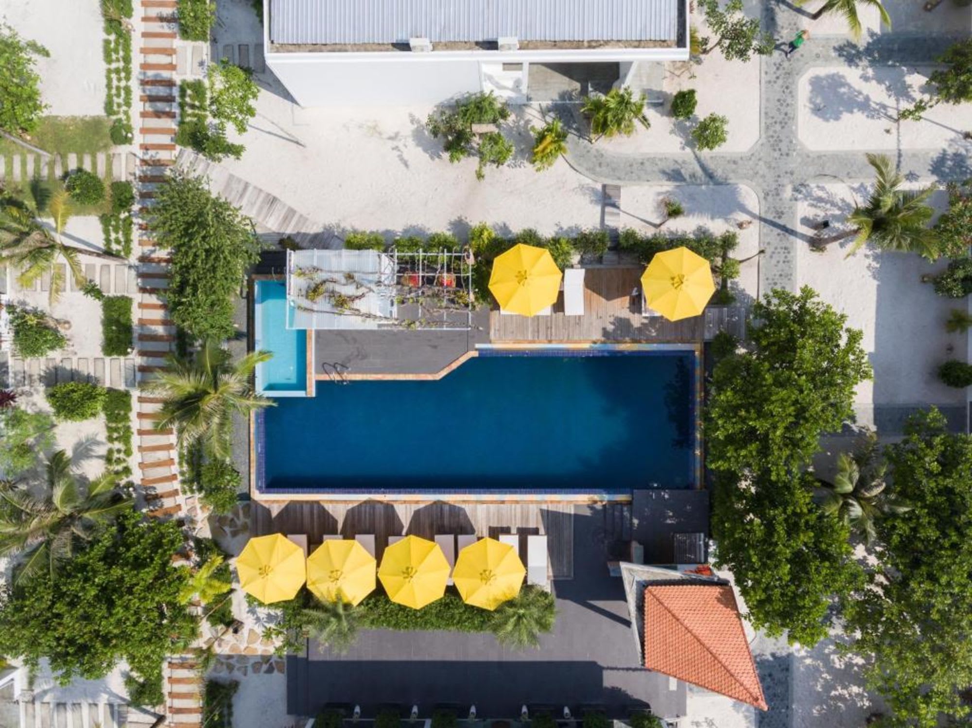 Long Set Resort à Koh Rong: Swimmingpool from above