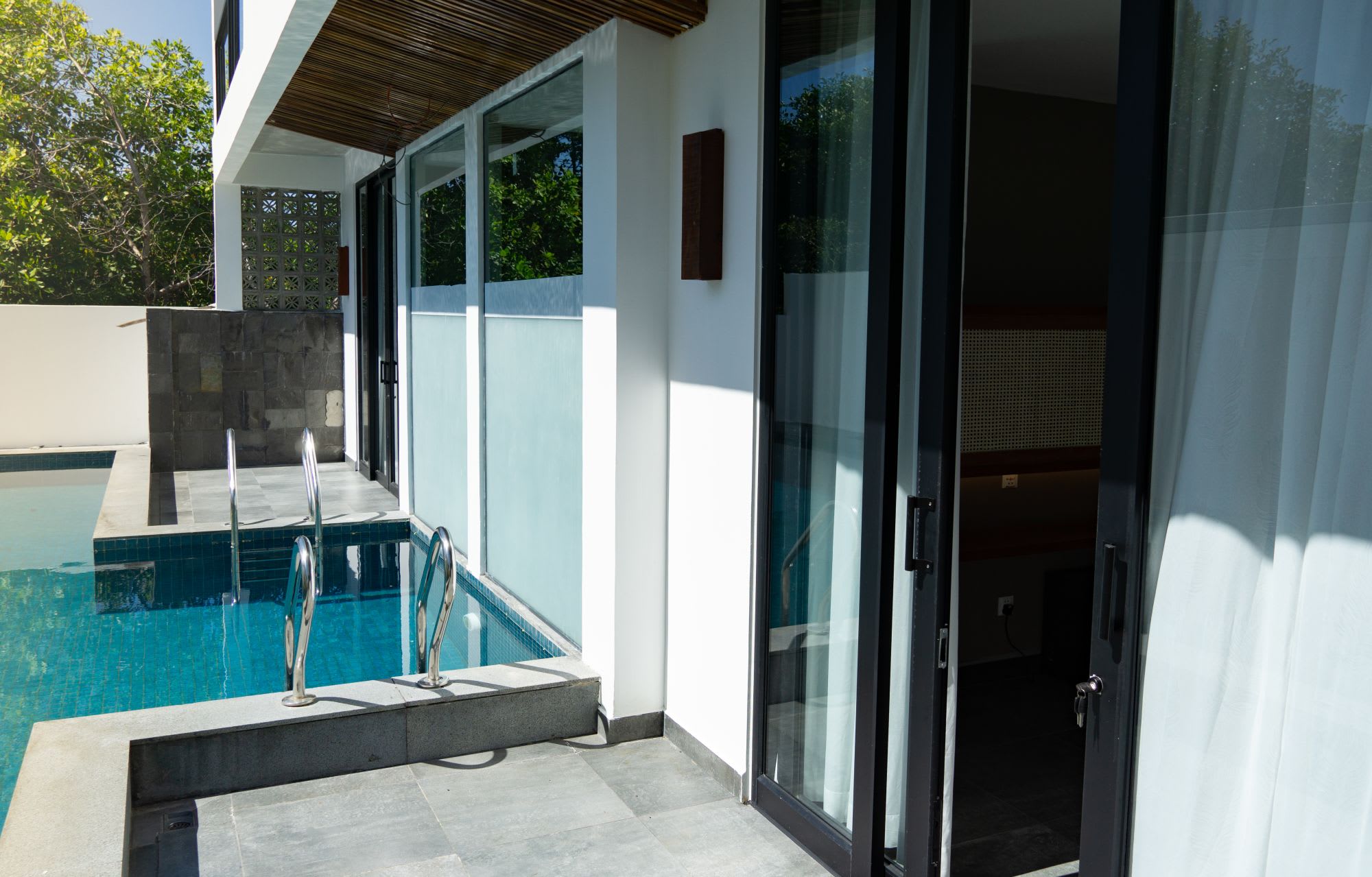 Long Set Resort à Koh Rong: Premier Pool Access | Balcony