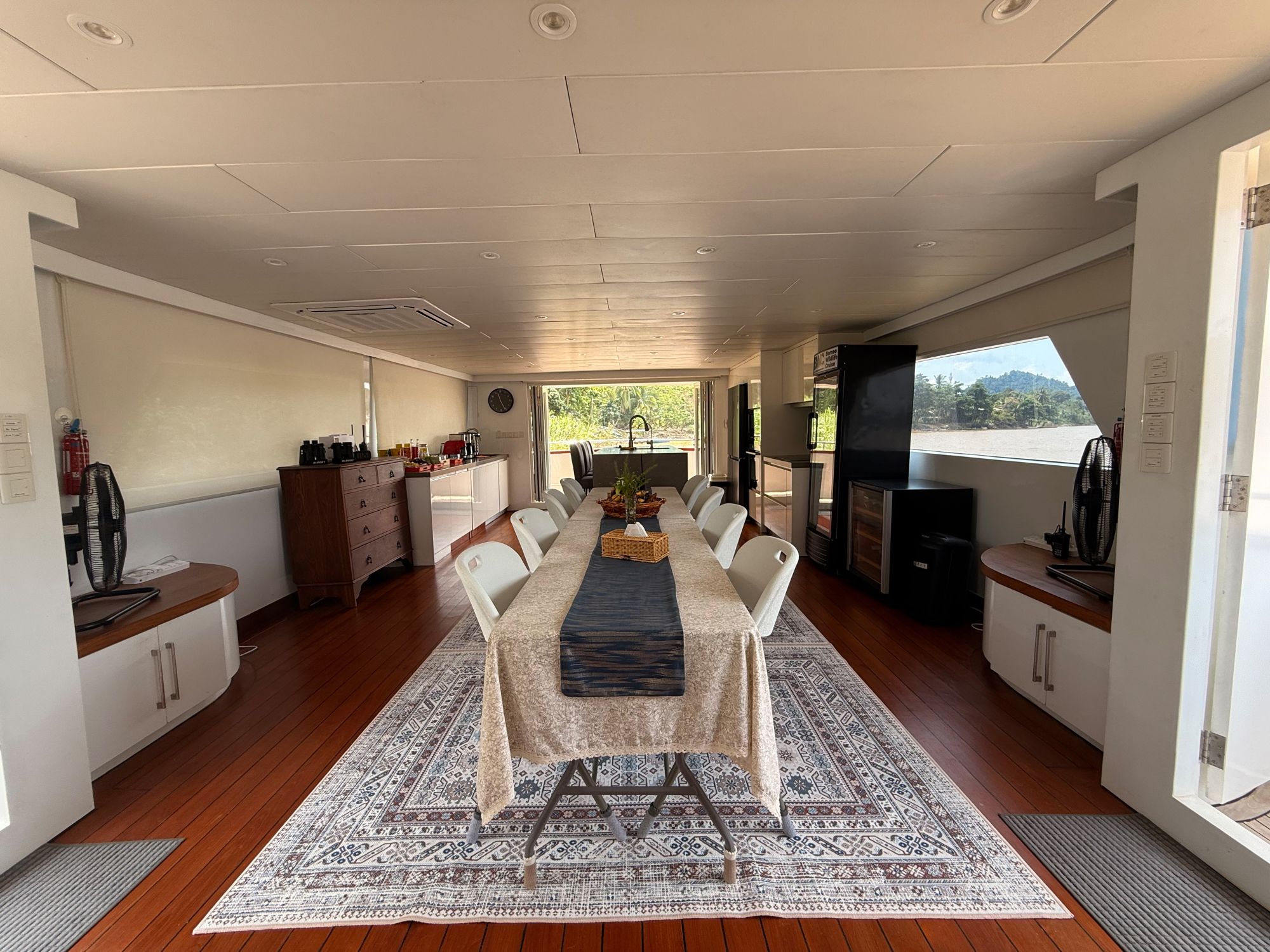 «Luxe Wildlife Voyager» - Flusskreuzfahrt auf dem Kinabatangan ab Sandakan: facilities: Luxe Wildlife Voyager | Kitchen & Dining Area