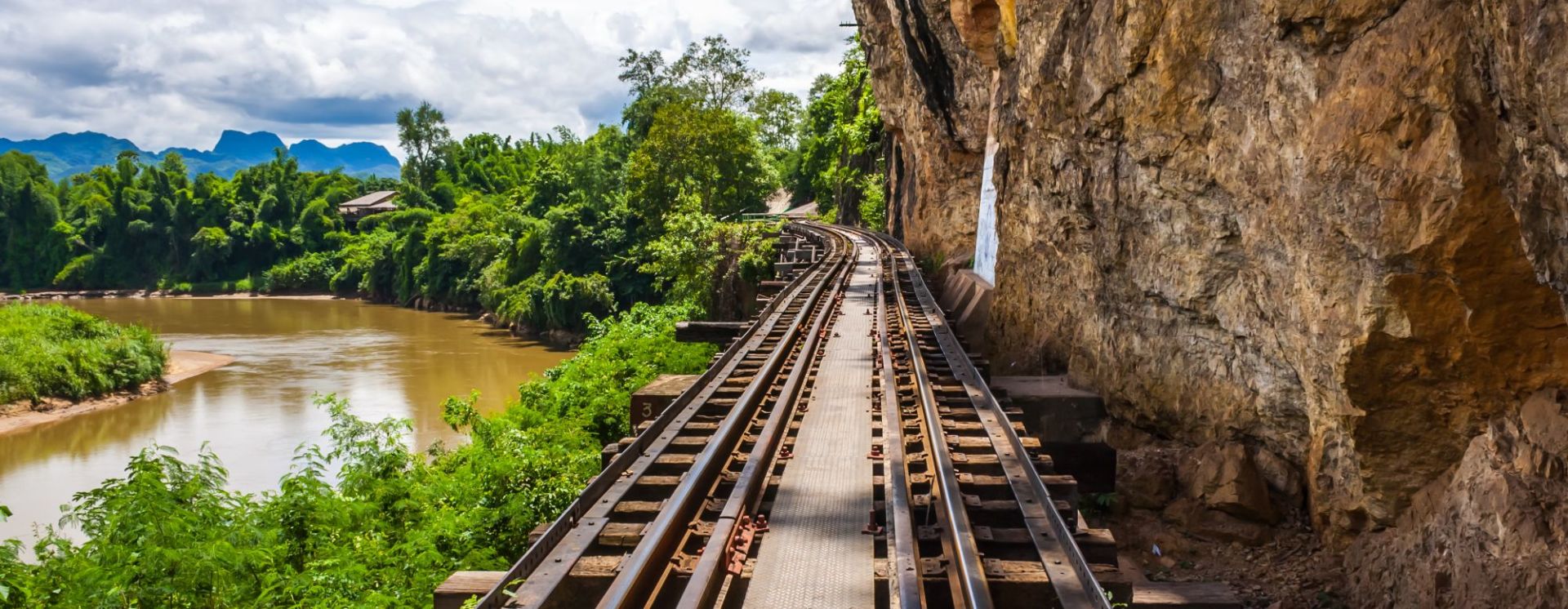 River Kwai Soft Adventure & Elefanten Erlebnis ab Bangkok: River Kwai Railway Bridge