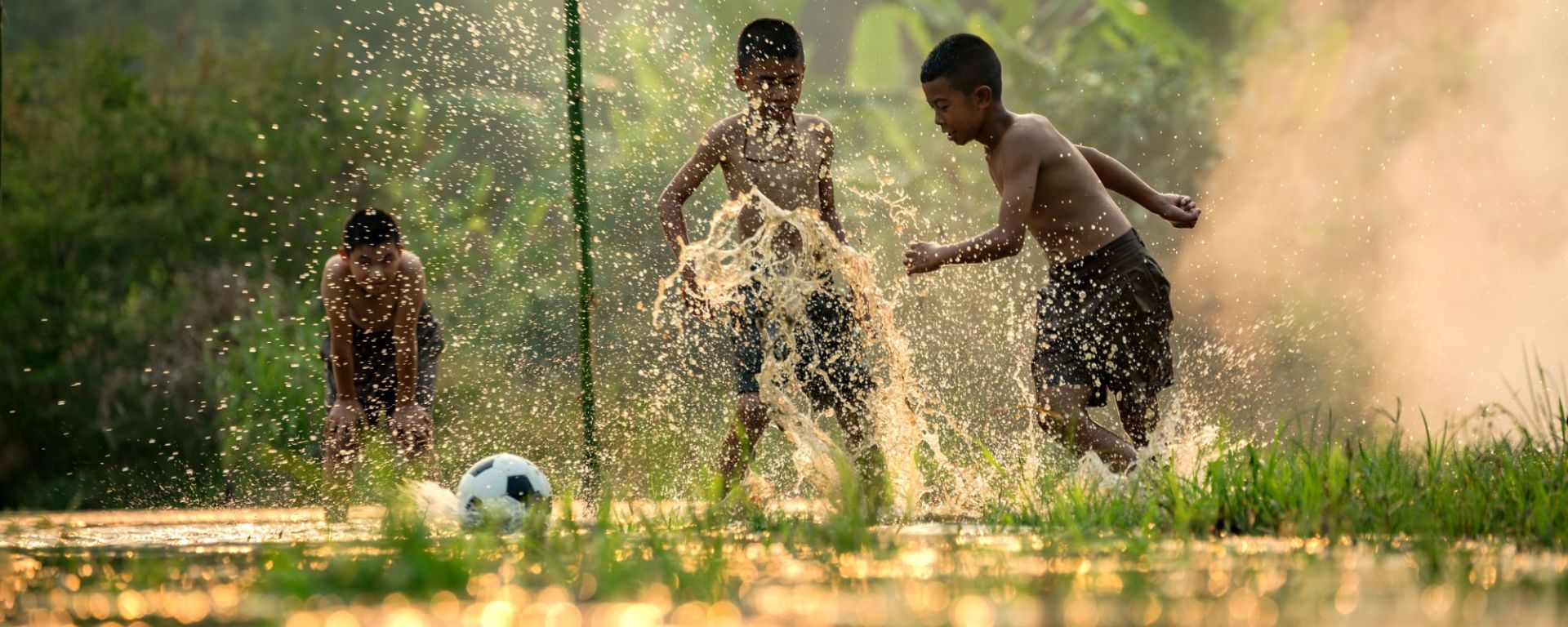 Mietwagen Rundreise in den Süden ab Bangkok: Kids playing football on the river