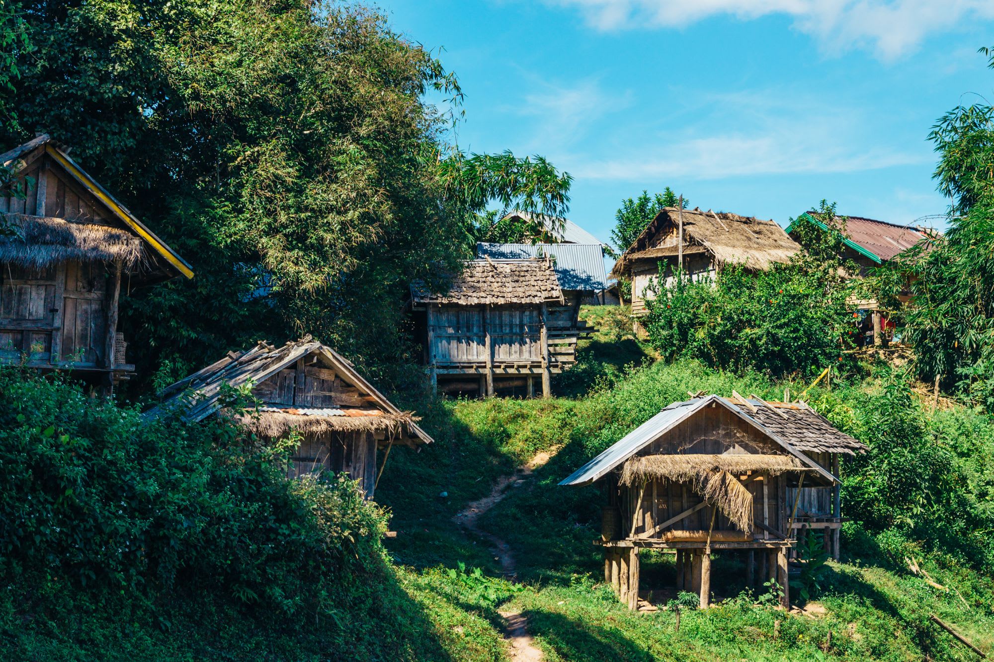 Le nord fascinant du Laos de Luang Prabang: Laos typical rural wooden houses