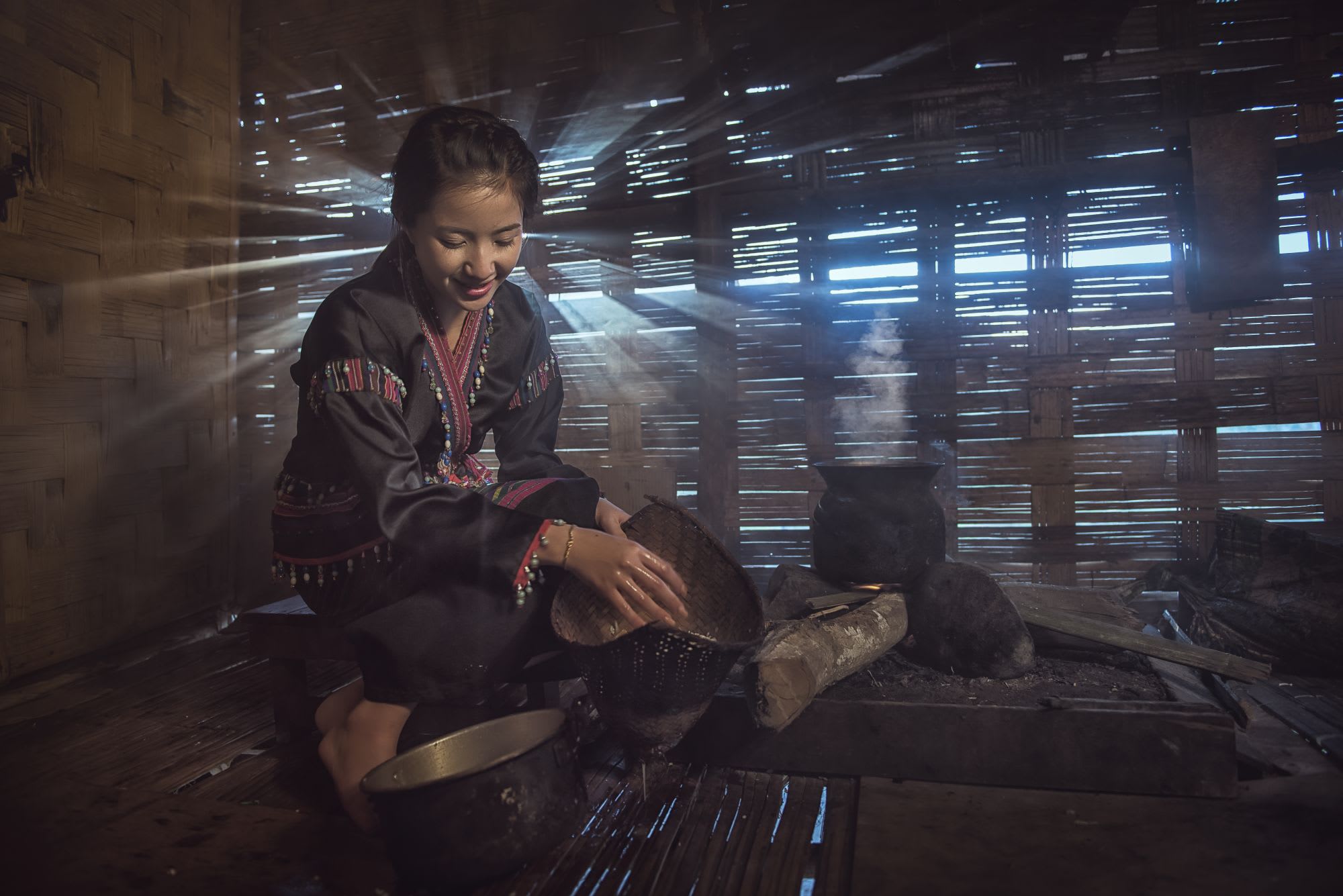 Le nord fascinant du Laos de Luang Prabang: Woman is cooking in traditional kitchen