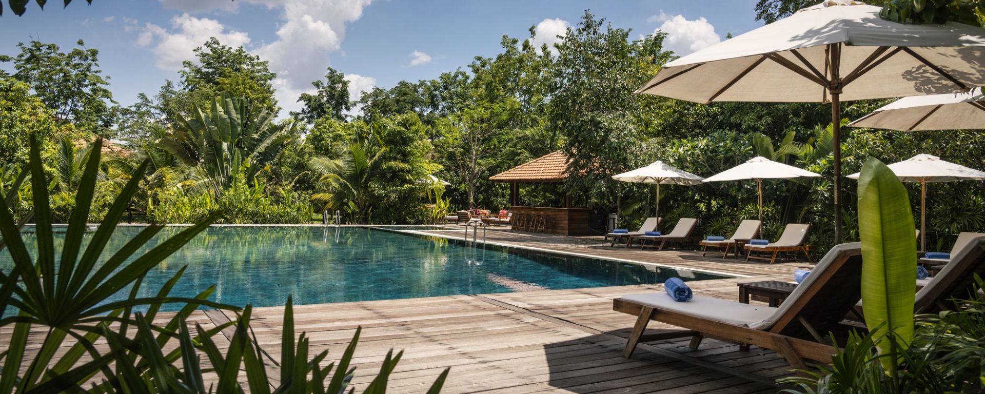 Farmhouse Resort & Spa - Smiling Gecko Sozialprojekt ab Phnom Penh: pool: Pool Sunchairs