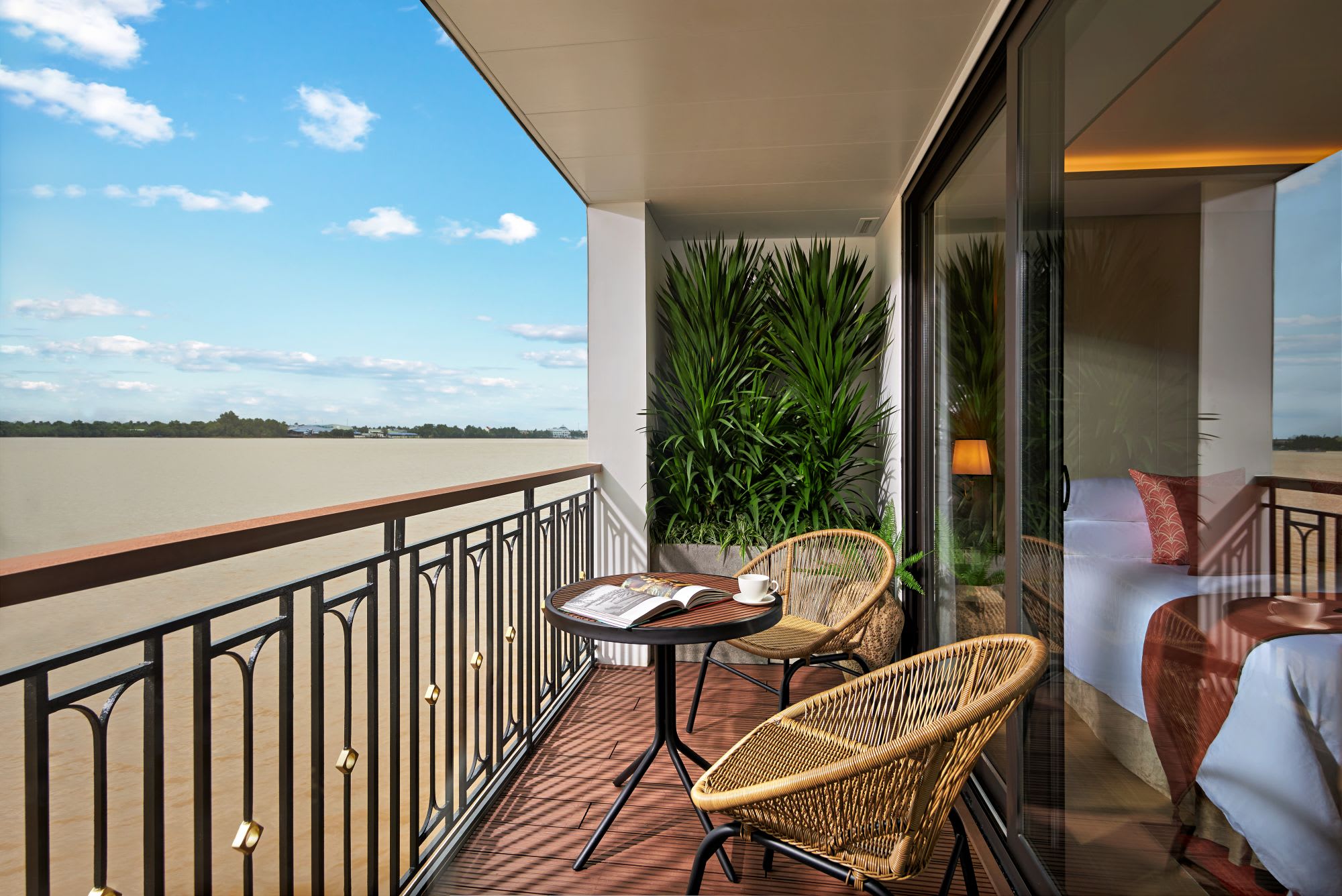 Mit der «Mekong Discovery» ins Mekong Delta ab Siem Reap: room: Grande Suite Oberdeck | balcony