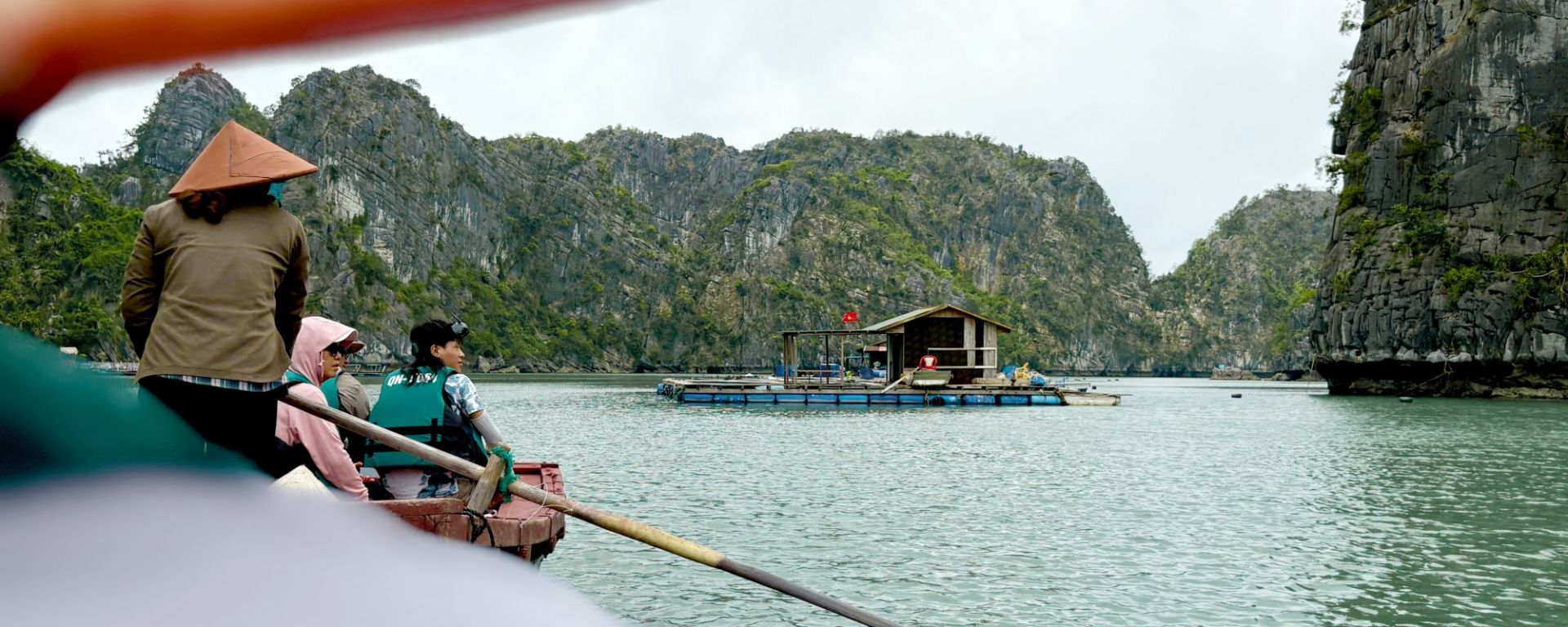 Bai Tu Long Bucht Kreuzfahrt mit «Violet» ab Hanoi: Floating fishing village excursion