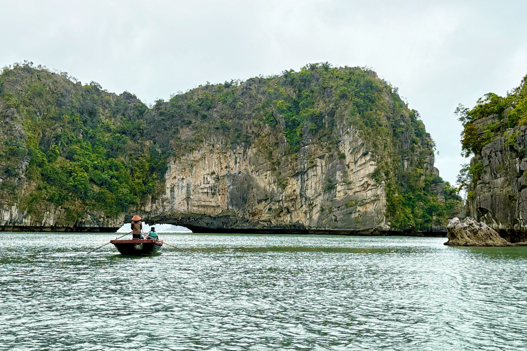 Bai Tu Long Bucht Kreuzfahrt mit «Violet» ab Hanoi: Floating fishing village excursion