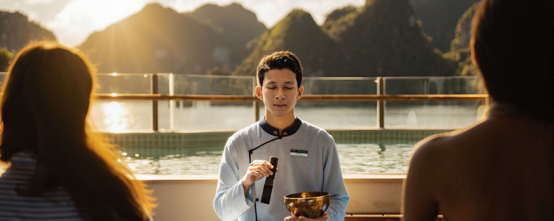 Croisière dans la baie de Lan Ha avec «Bhaya Soul» de Hanoi: Meditation on deck