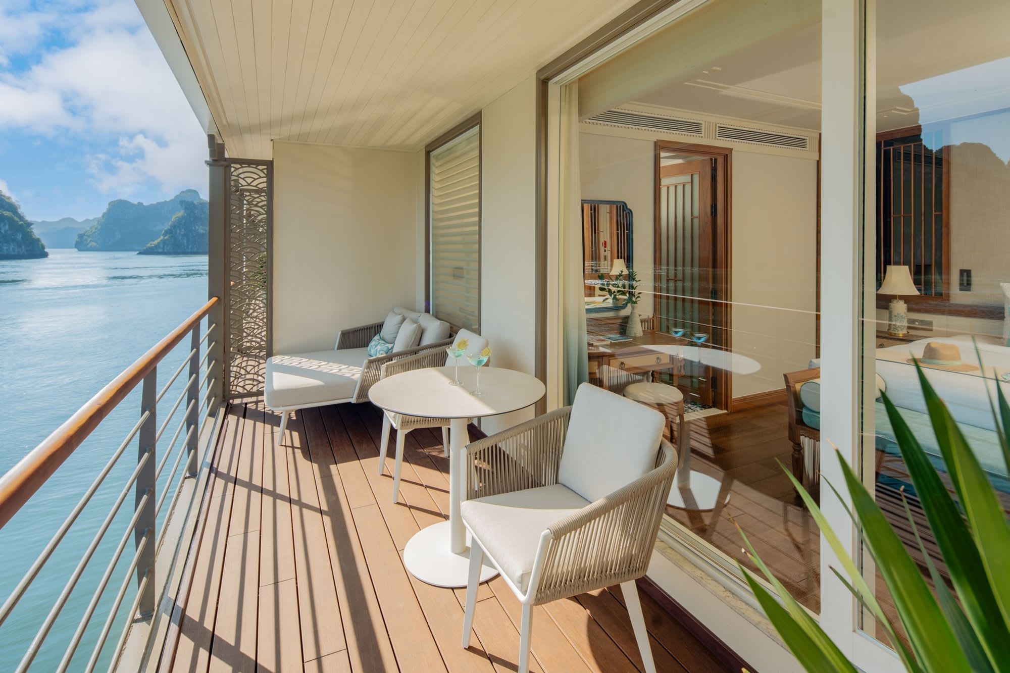 Croisière dans la baie de Lan Ha avec «Bhaya Soul» de Hanoi: Symphony Suite | balcony