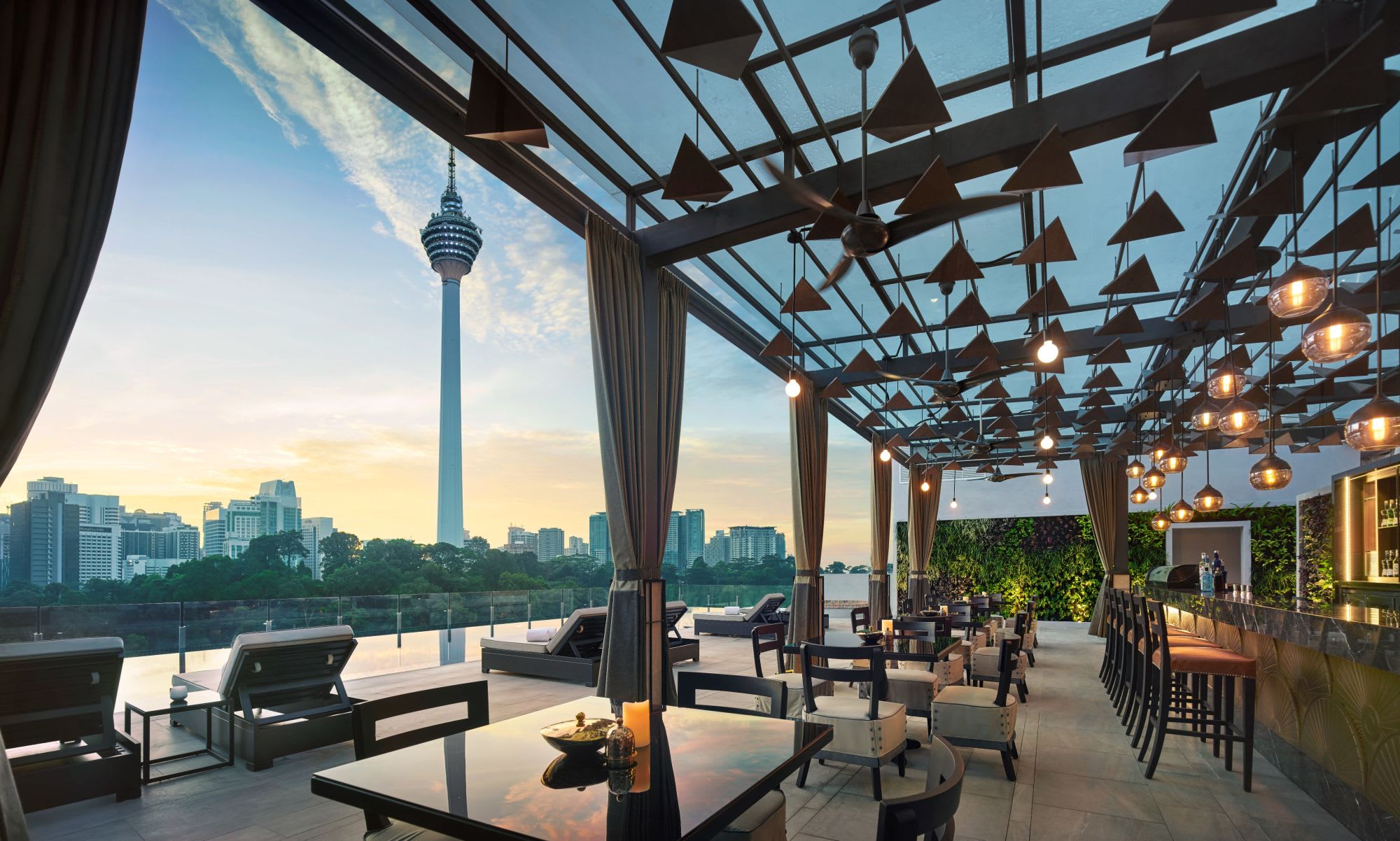 Hotel Stripes Kuala Lumpur: Man Tao - Rooftop Pool Bar