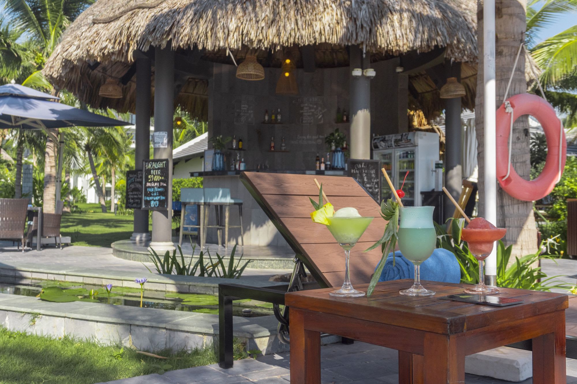 Bliss Hoi An Beach Resort & Wellness: Pool Bar