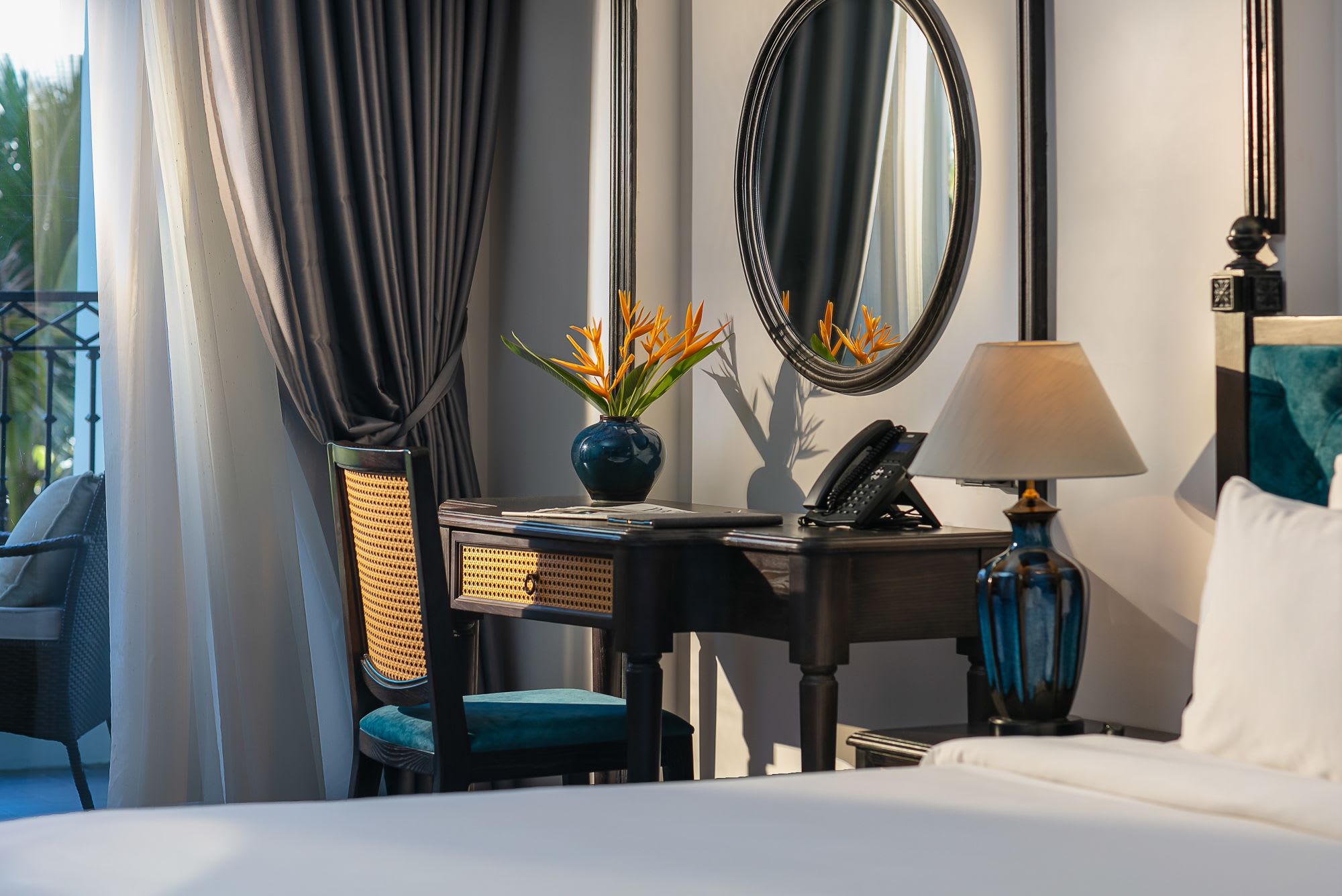 Bliss Hoi An Beach Resort & Wellness: Deluxe | Desk Area