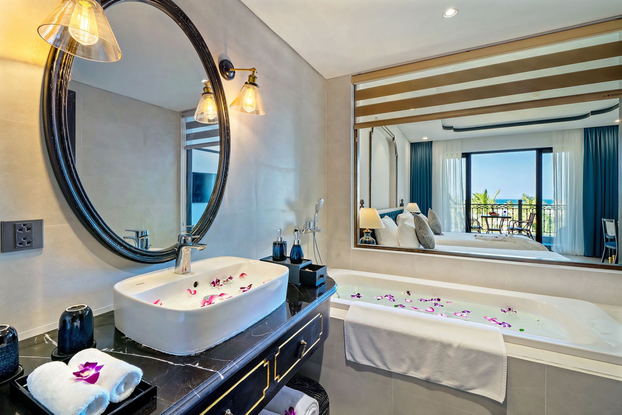Bliss Hoi An Beach Resort & Wellness: Ocean Deluxe | Bathroom