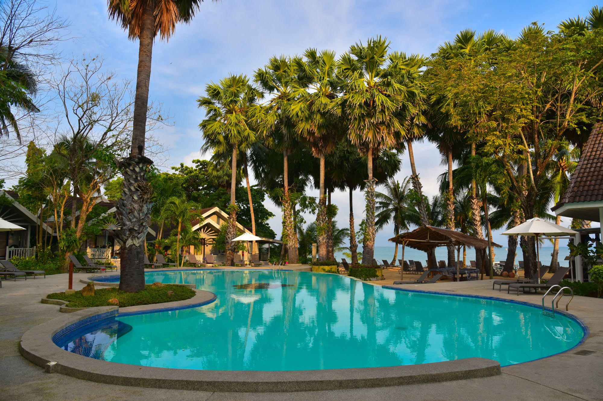 Paradise Beach Resort in Ko Samui: Pool Seaside