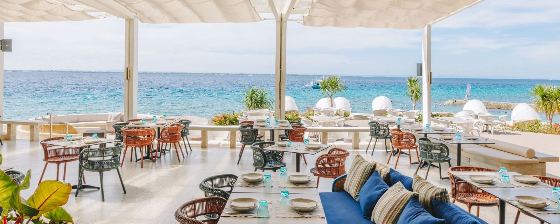 Crimson Resort & Spa Mactan in Cebu: Azure Beach Club
