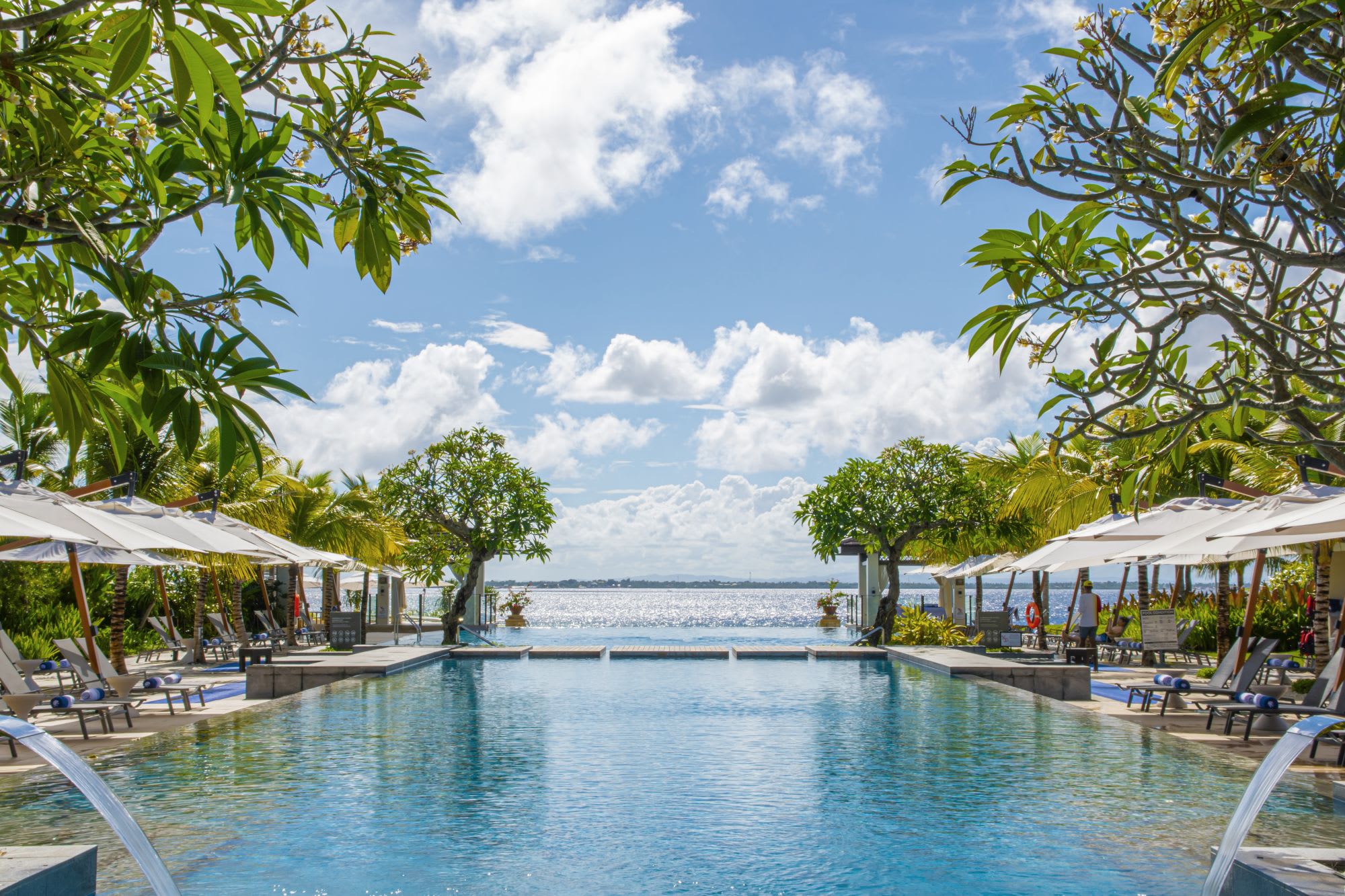 Crimson Resort & Spa Mactan in Cebu: Infinity Pool