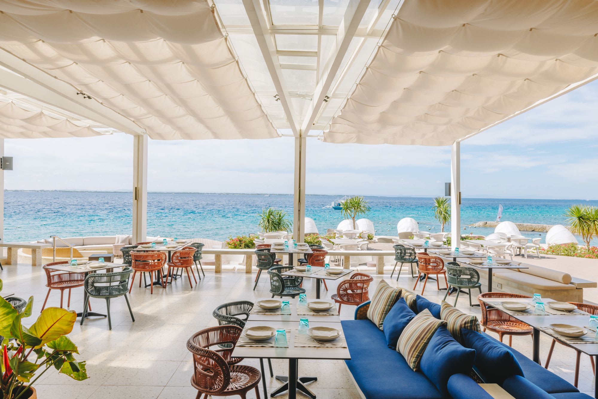Crimson Resort & Spa Mactan in Cebu: Azure Beach Club