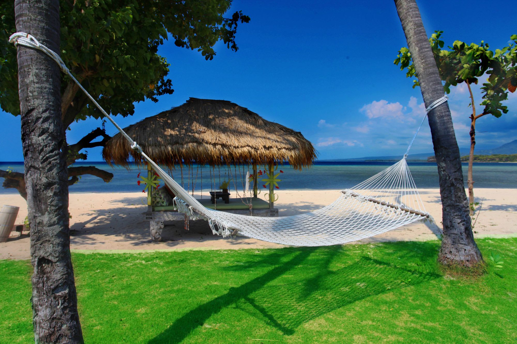 Tugu Lombok: Sire Beach - Front Lawn