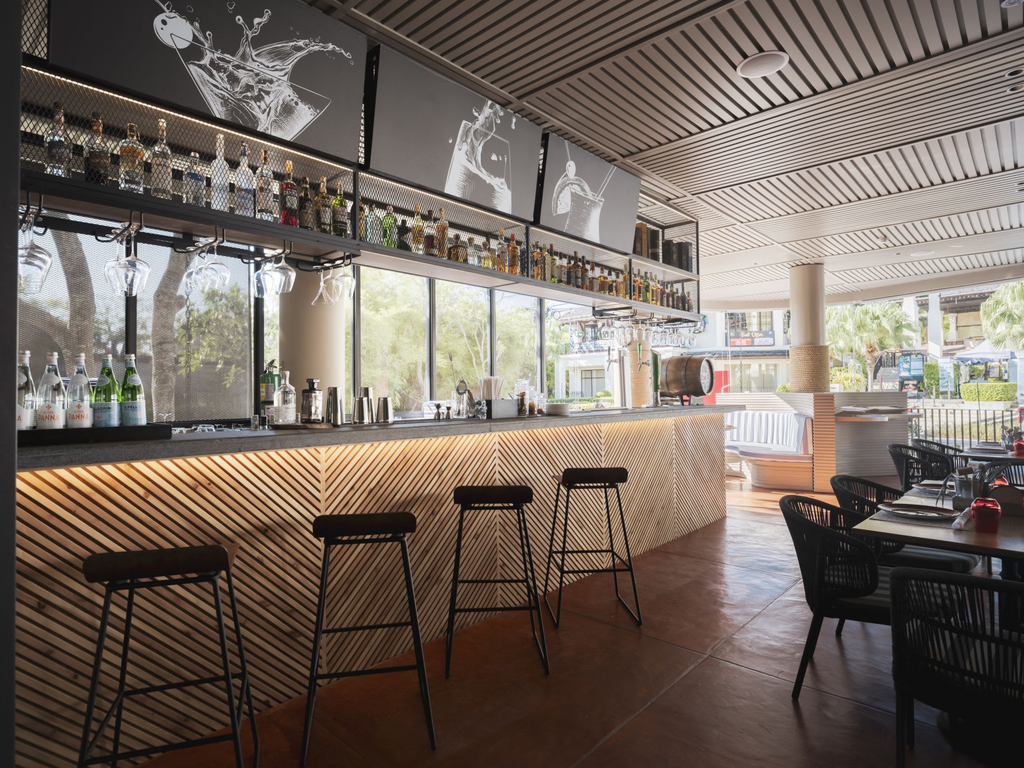 Anantara Mai Khao Phuket Villas: Restaurant & Bar Claws&Co | Outdoor