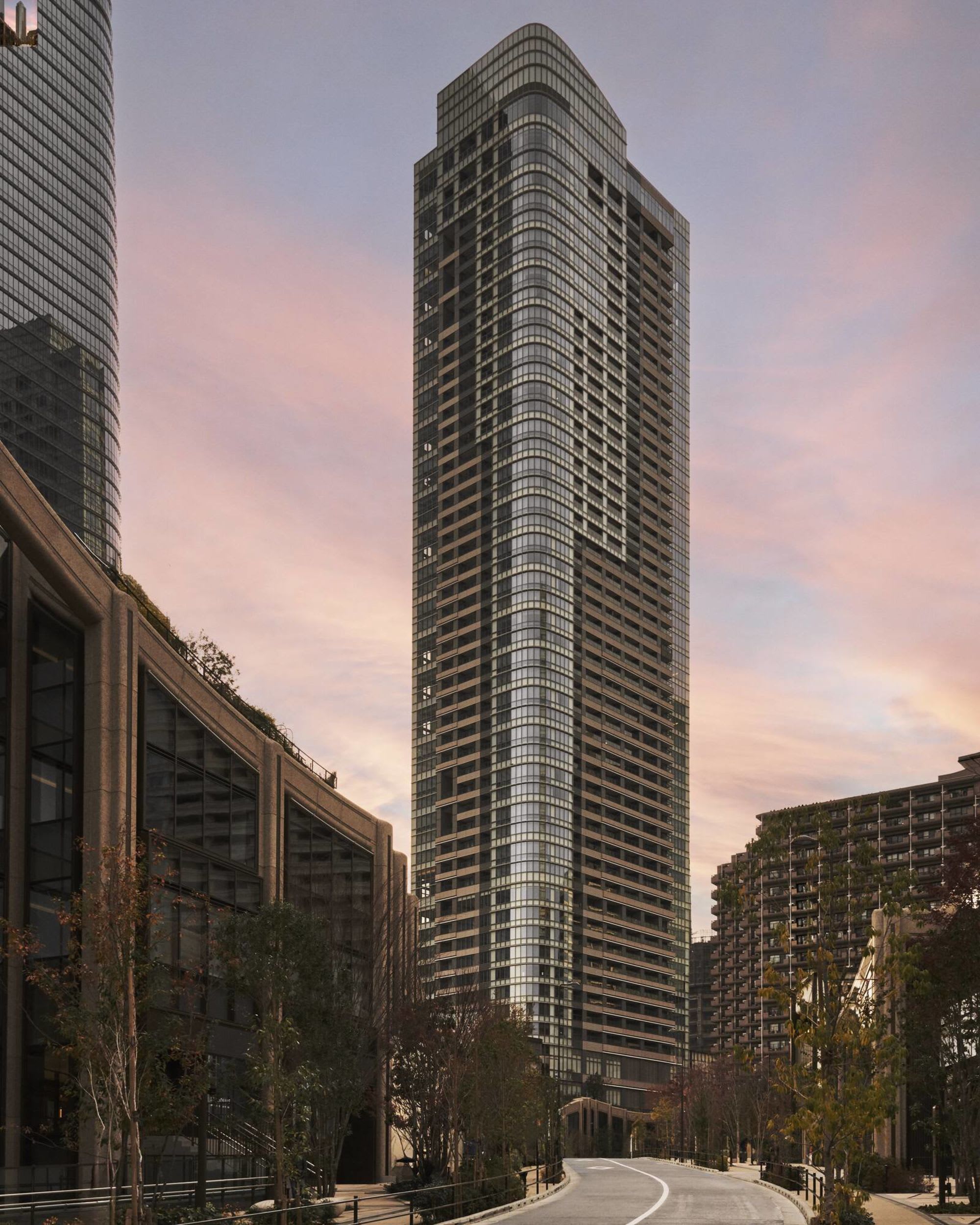 Janu Tokyo in Tokio: Tower building at dusk