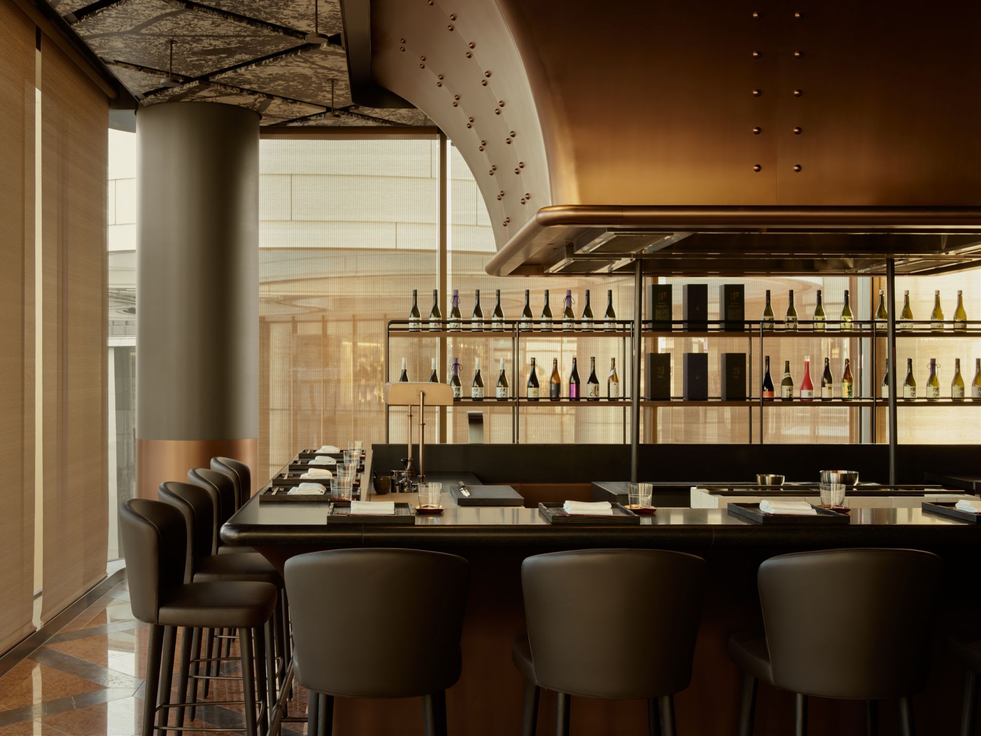 Janu Tokyo in Tokio: Sumi counter with sake display