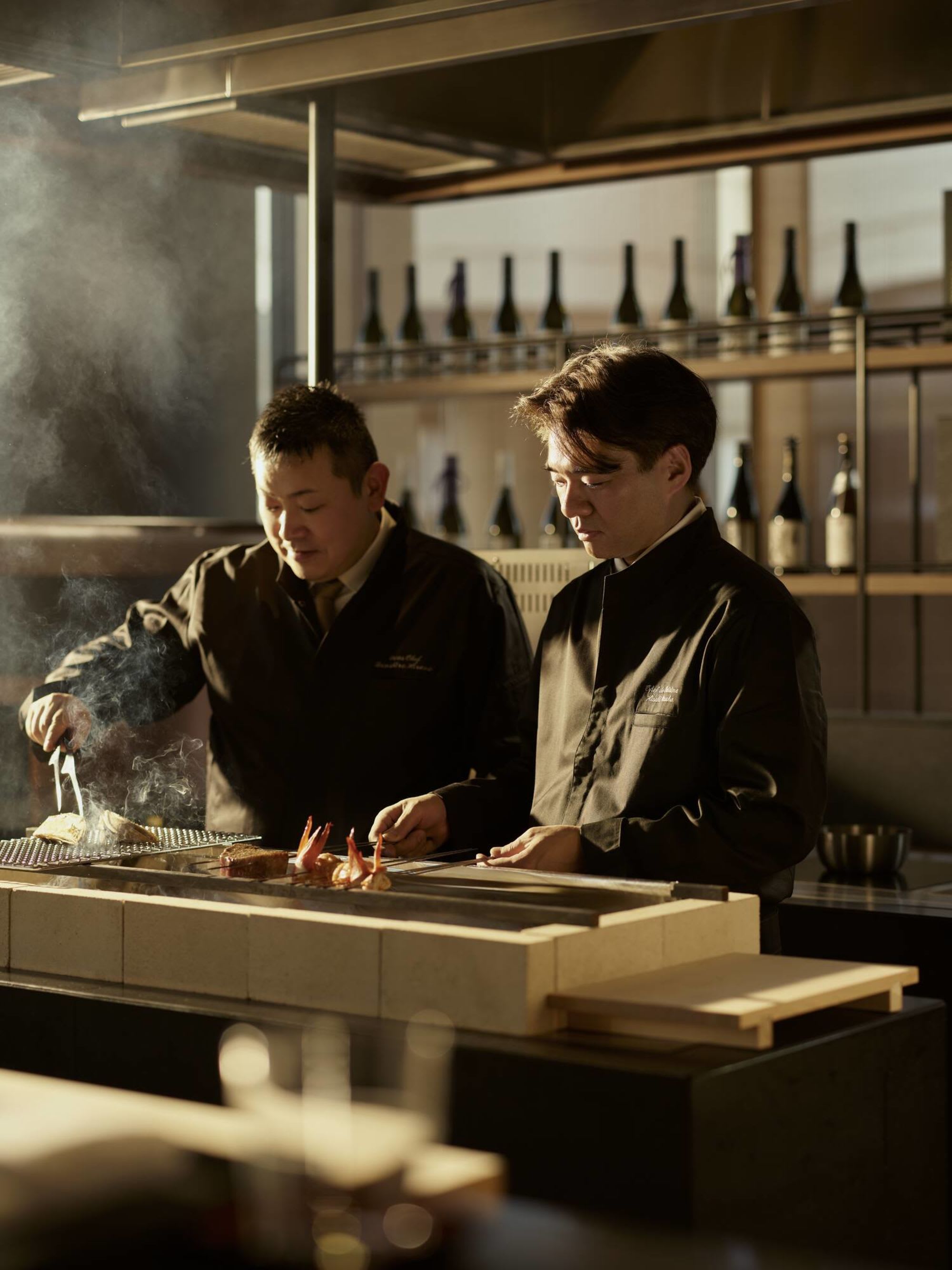 Janu Tokyo in Tokio: Sumi chef at grill 2