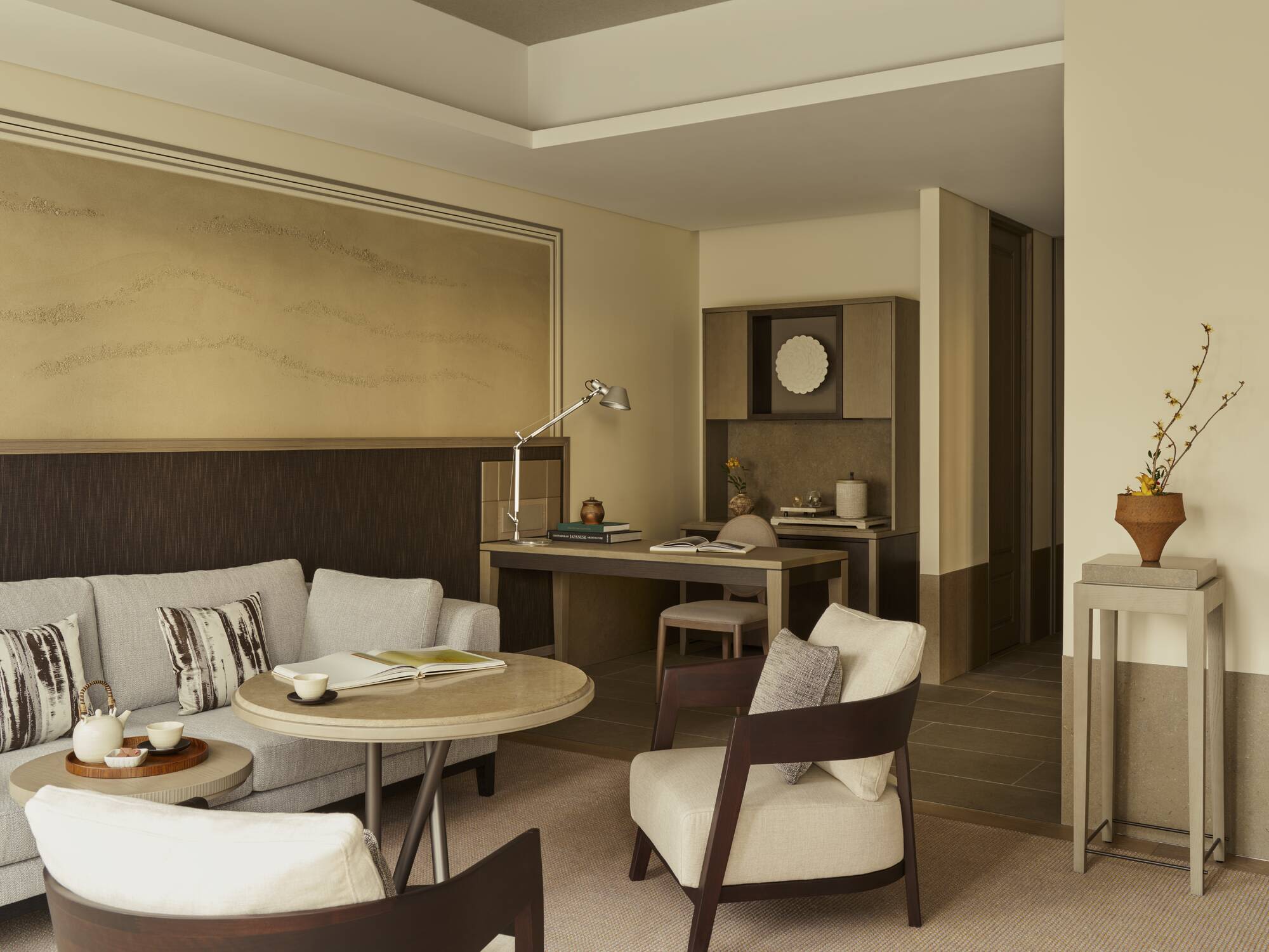 Janu Tokyo in Tokio: Junior Suite | livingroom