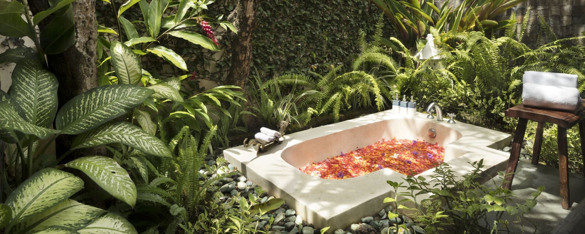 The Pavilions Bali in Südbali: Pool Villa | outdoor bath