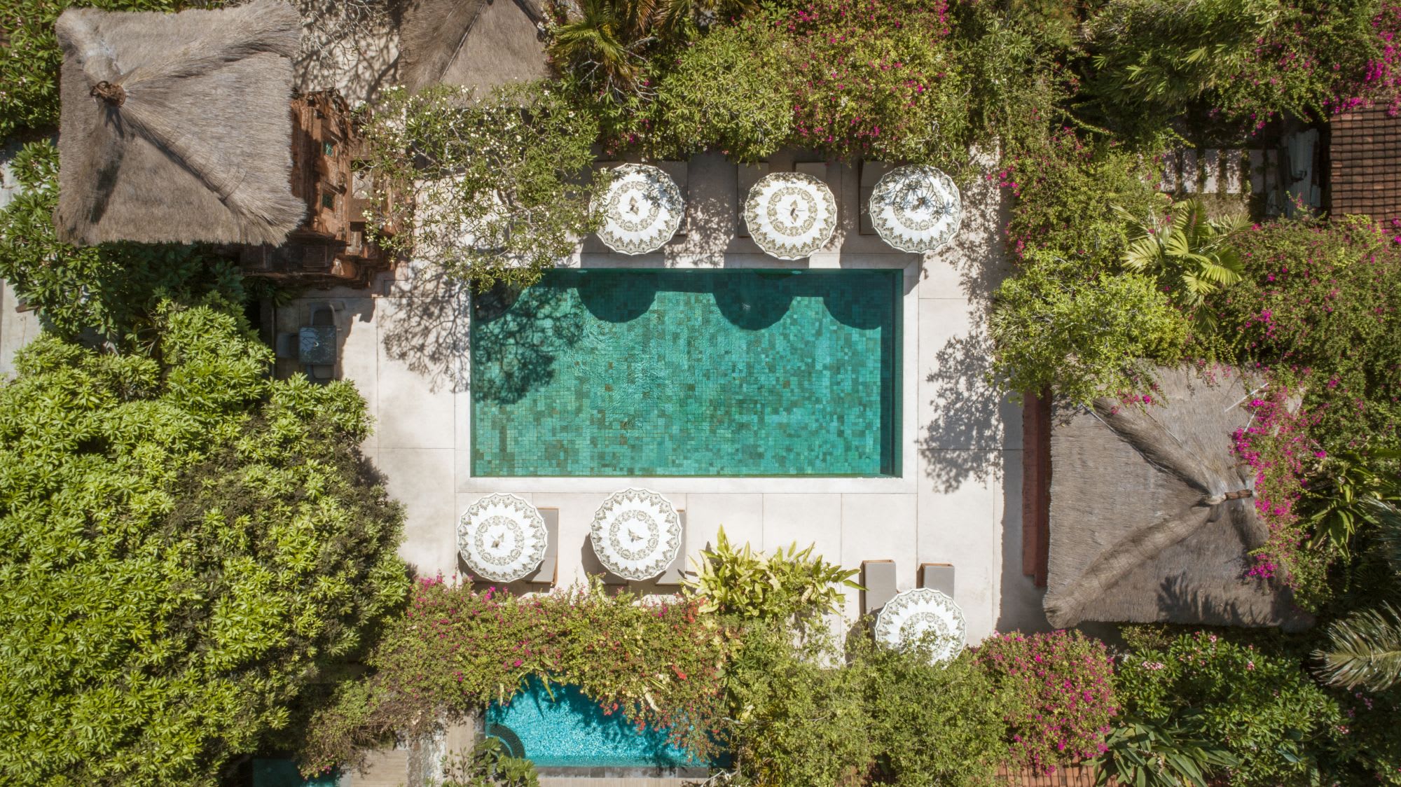 The Pavilions Bali in Südbali: Pool | aerial view