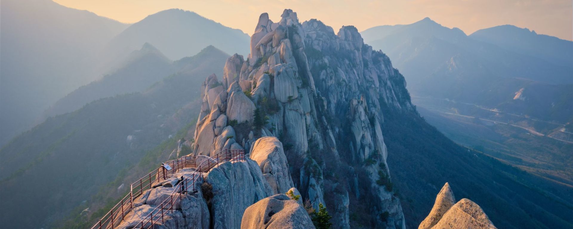 Mietwagen Rundreise «Glanzlichter Südkoreas» ab Seoul: Ulsanbawi rock peak at sunset