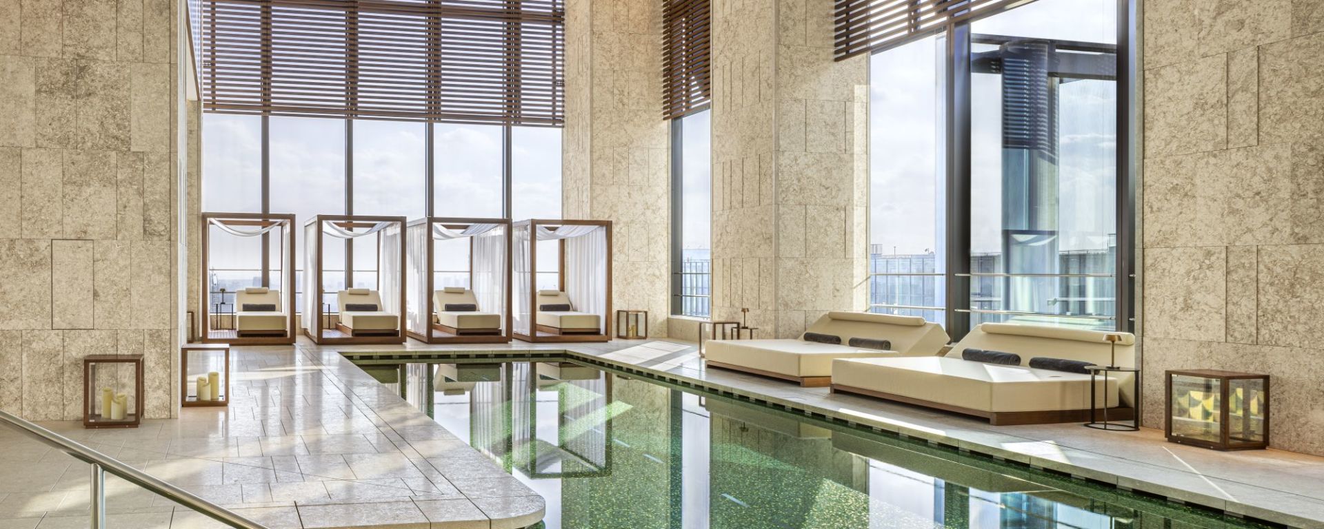 Bulgari Hotel Tokyo in Tokio: Swimmingpool with day beds