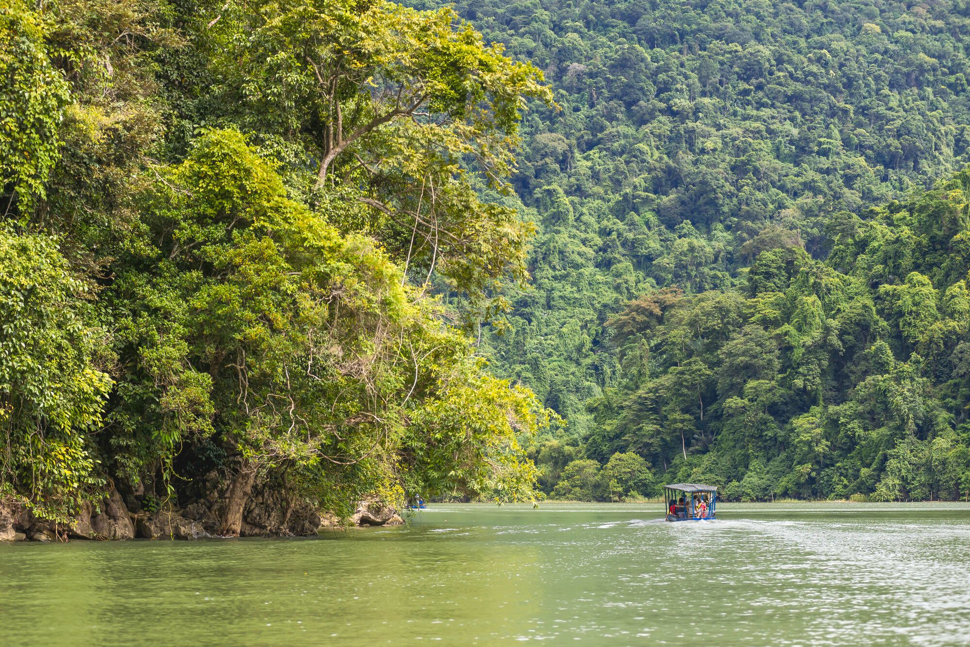 Wildes Nordvietnam ab Hanoi: Boat at Ba Be National Park