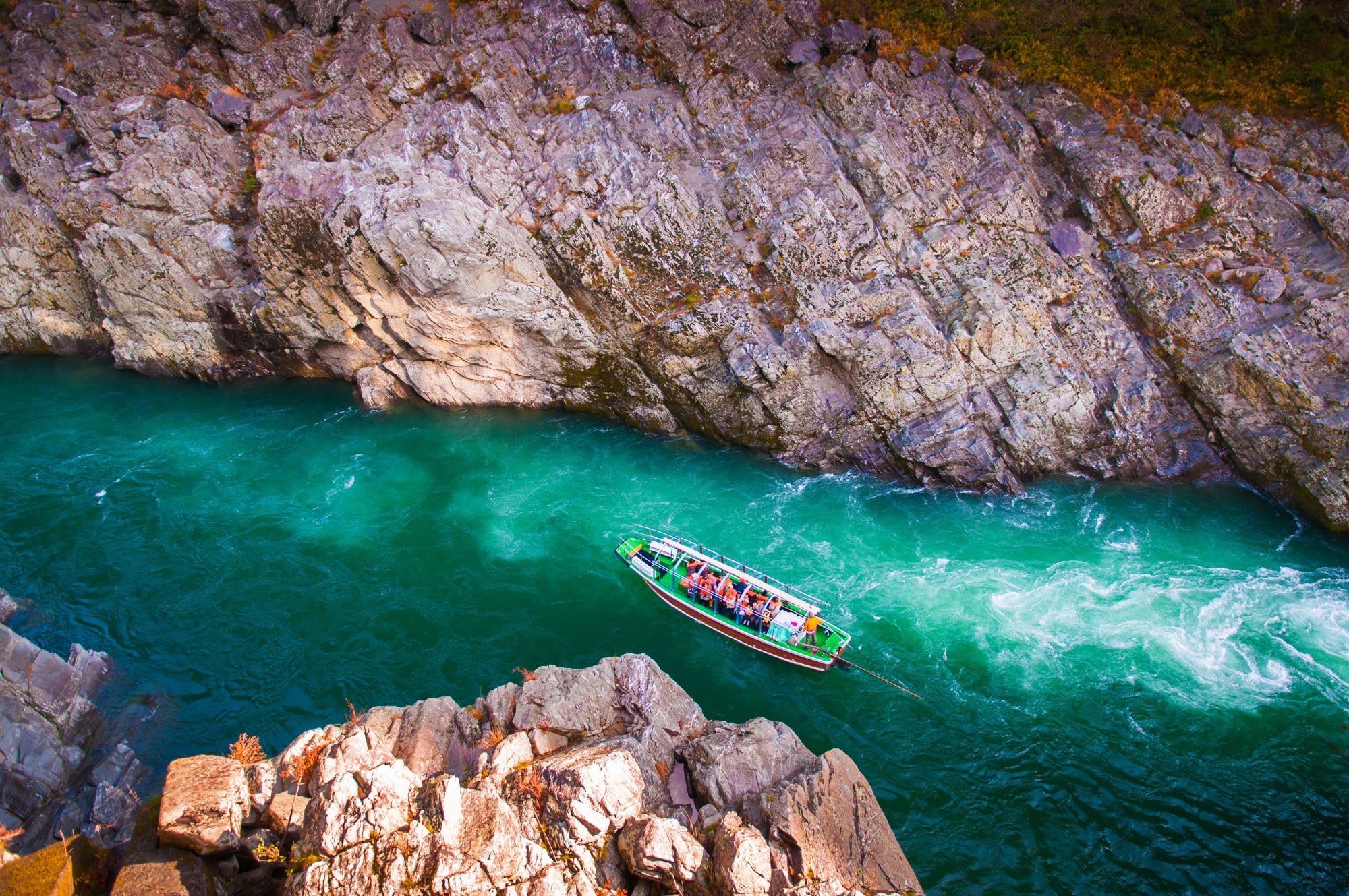 Circuits en voiture de location «Shikoku magique» de Osaka: Boat in rush water river at Oboke Gorge