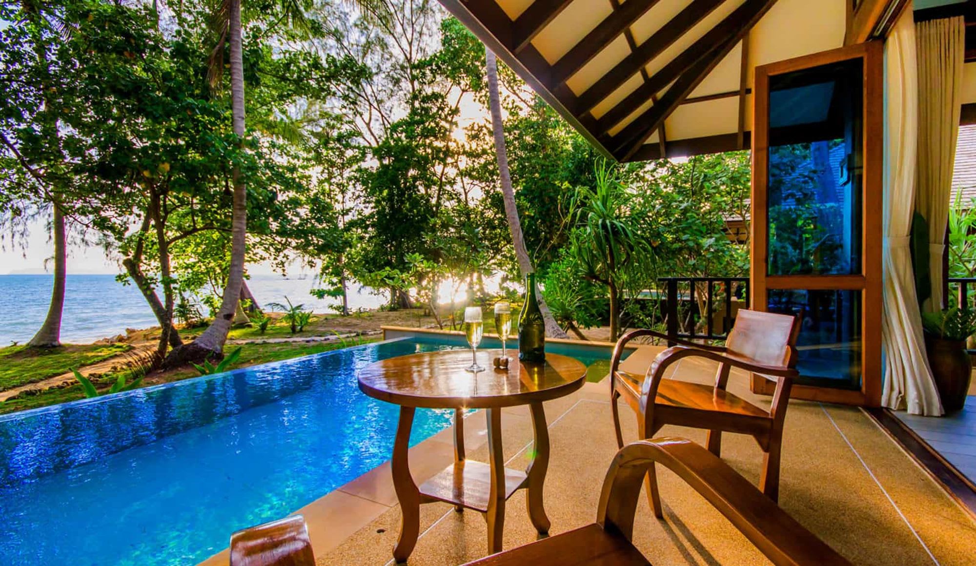 Koh Jum Beach Villas à Ko Jum: 1-Bedroom Beachfront Pool | Baan Si Dang