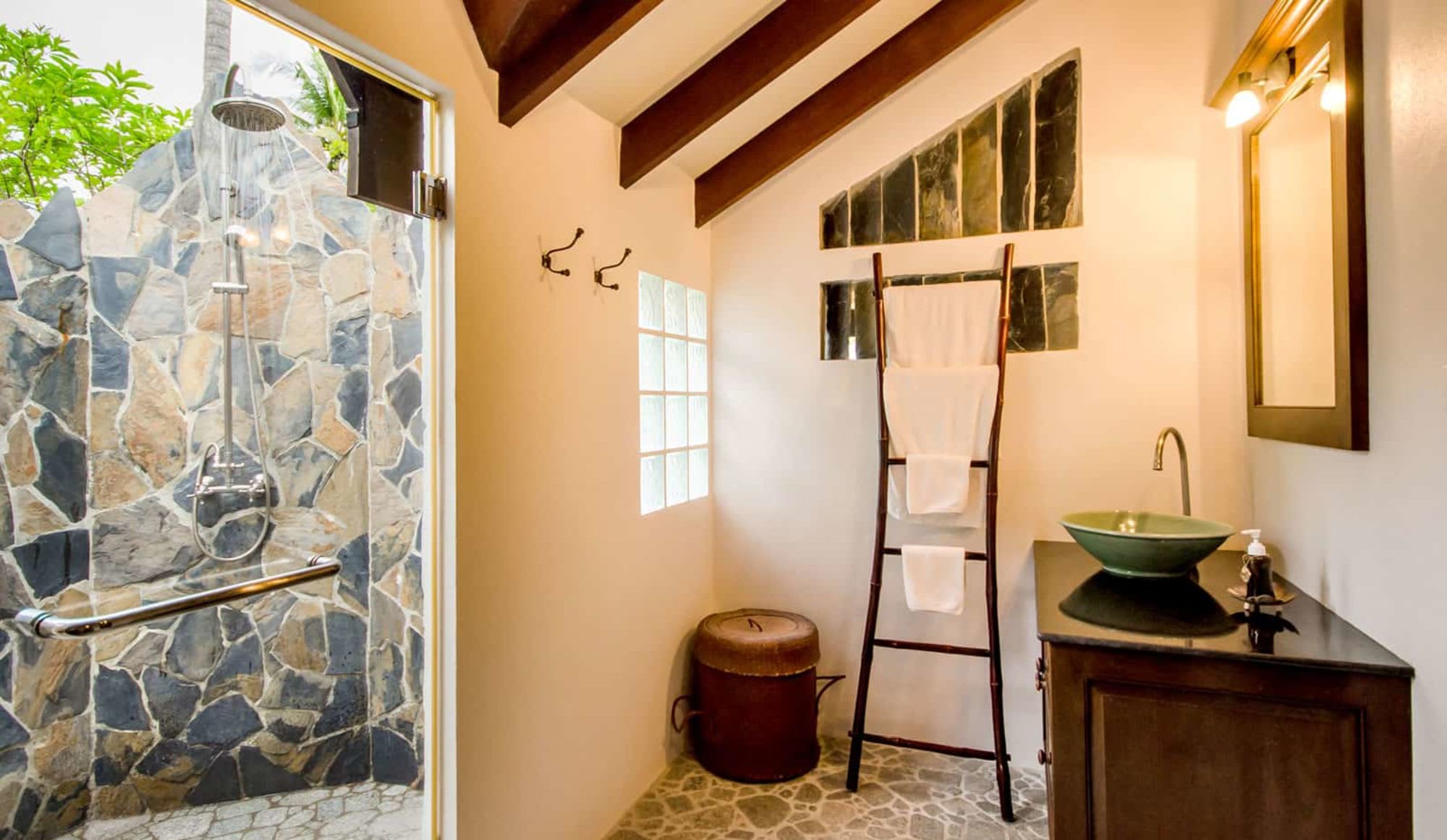 Koh Jum Beach Villas à Ko Jum: 1-Bedroom Beachfront | Baan Noi Chai Ley | Bathroom