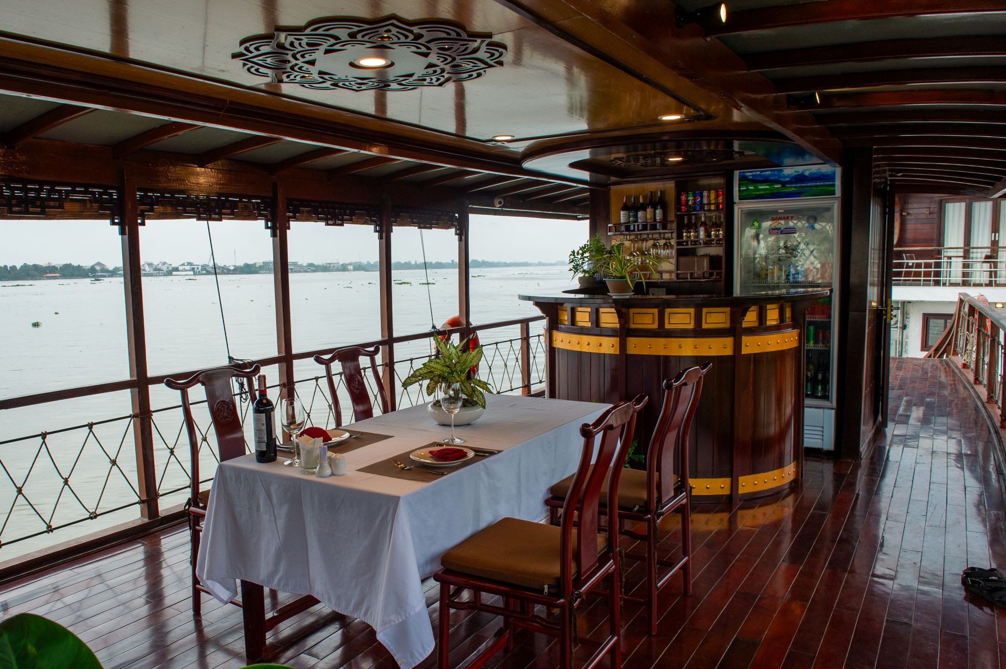 Croisières fluviales dans le delta du Mékong avec «Dragon Eyes» de Saigon: Topdeck Dining