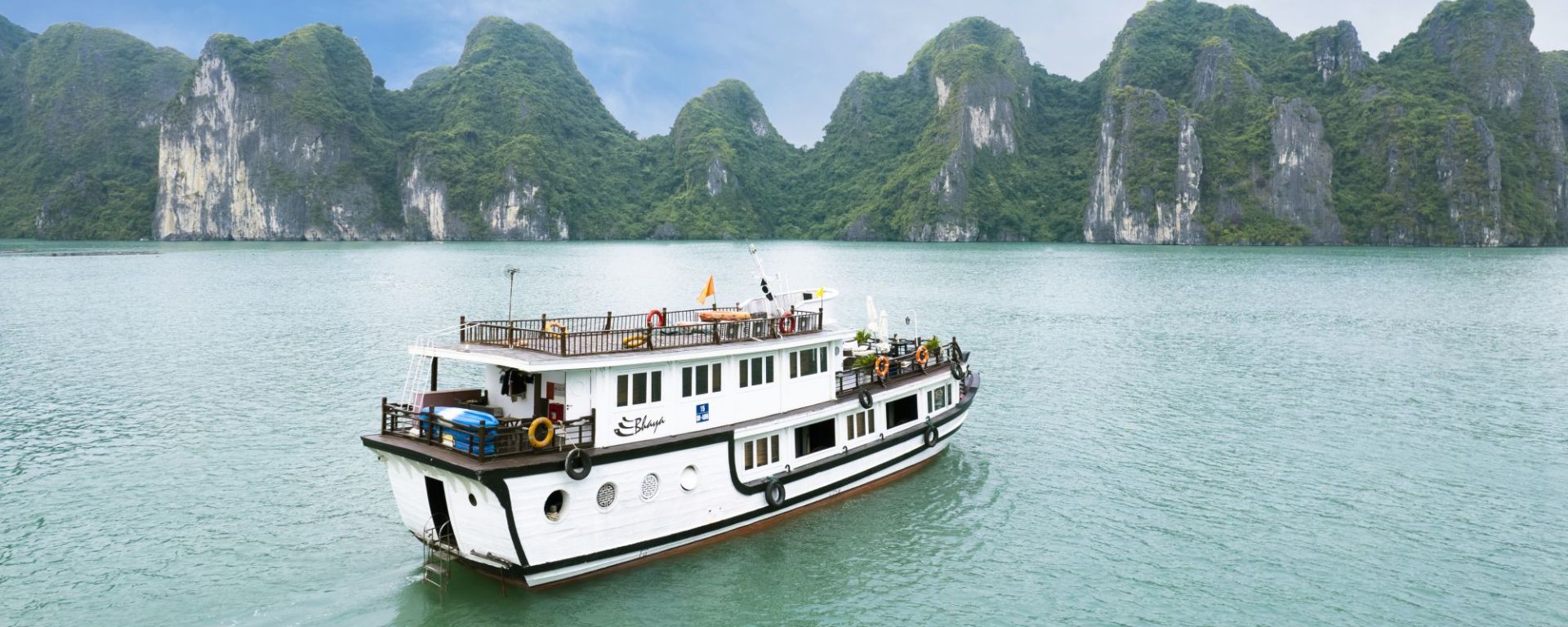 Croisières dans la baie de Halong avec le bâteau privé «Legend Halong» 3D de Hanoi: exterior: Bhaya Legend 3-cabin