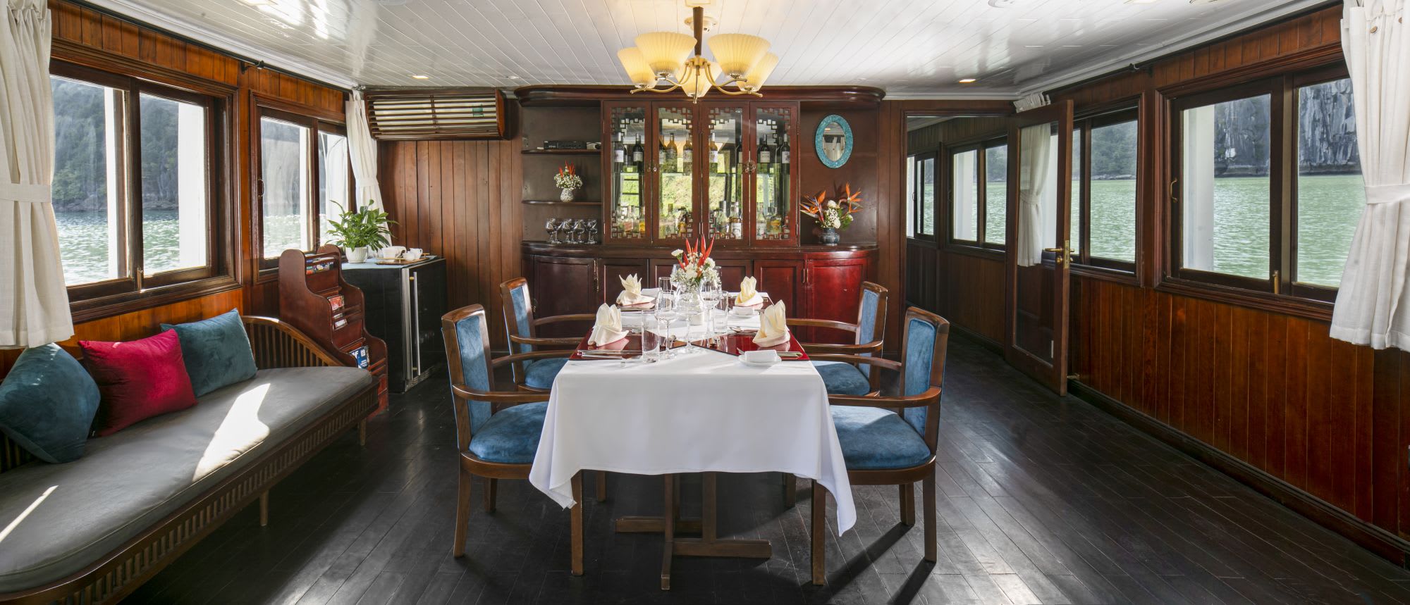 Croisières dans la baie de Halong avec le bâteau privé «Legend Halong» 3D de Hanoi: f&b: Bhaya Legend 2-cabins | Restaurant