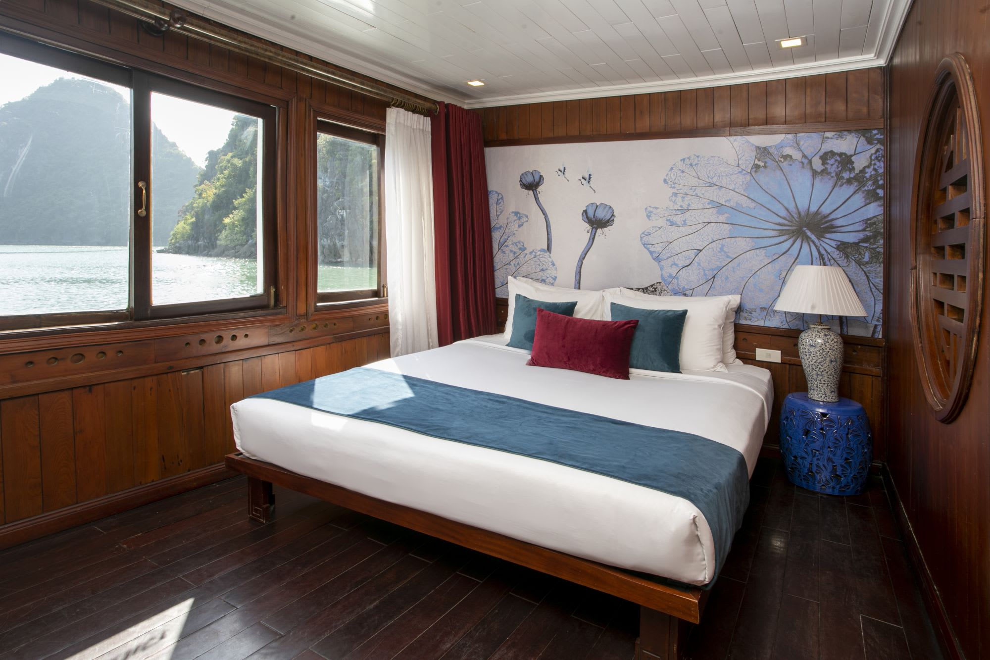 Croisières dans la baie de Halong avec le bâteau privé «Legend Halong» 3D de Hanoi: room: Bhaya Legend 2-cabin | Suite Cabin