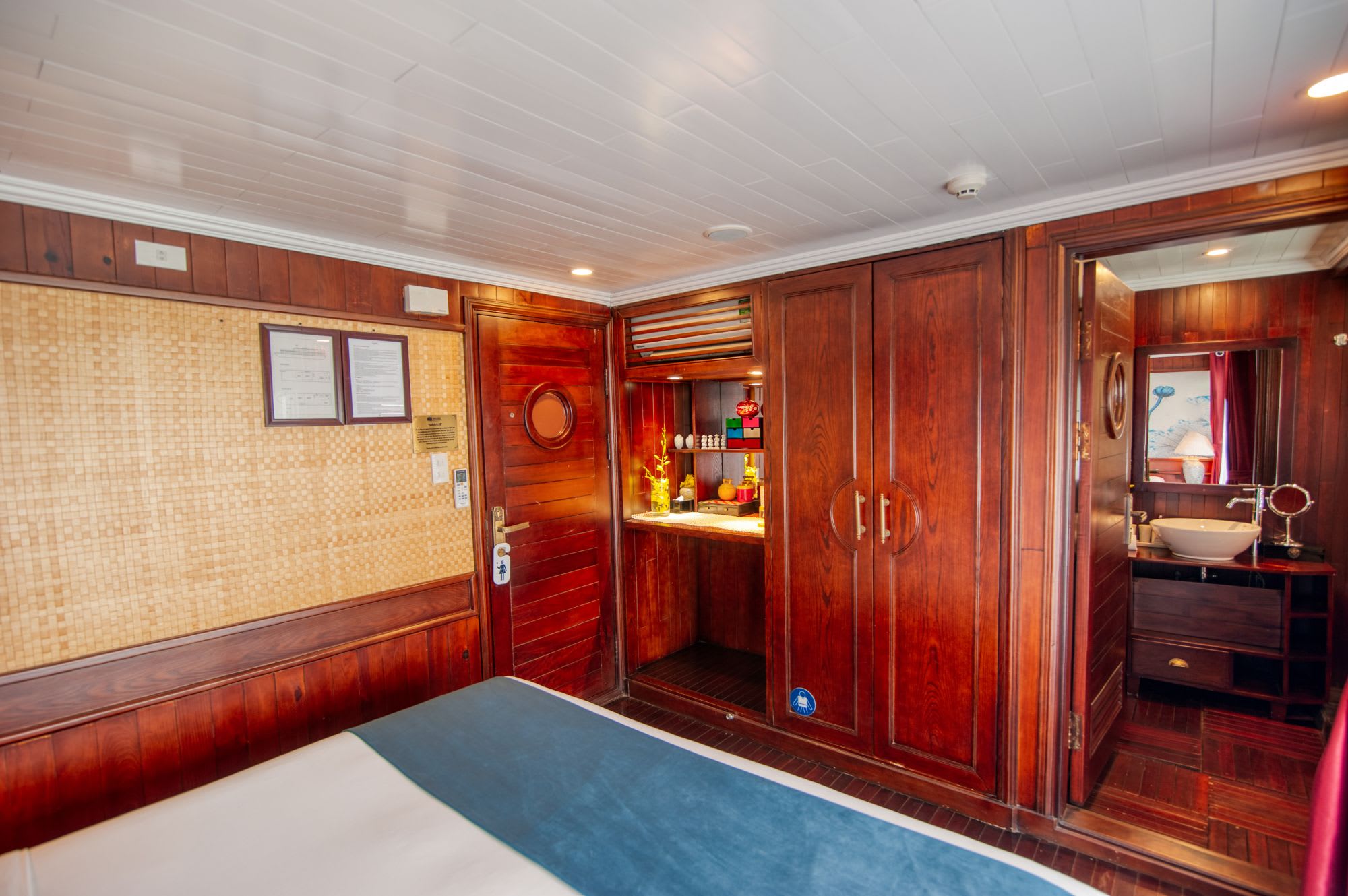 Croisières dans la baie de Halong avec le bâteau privé «Legend Halong» 3D de Hanoi: room: Bhaya Legend 2-Cabin