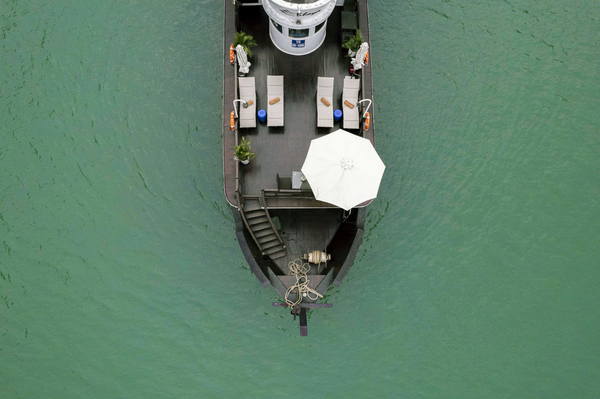 Croisières dans la baie de Halong avec le bâteau privé «Legend Halong» 3D de Hanoi: exterior: Bhaya Legend 3-cabin
