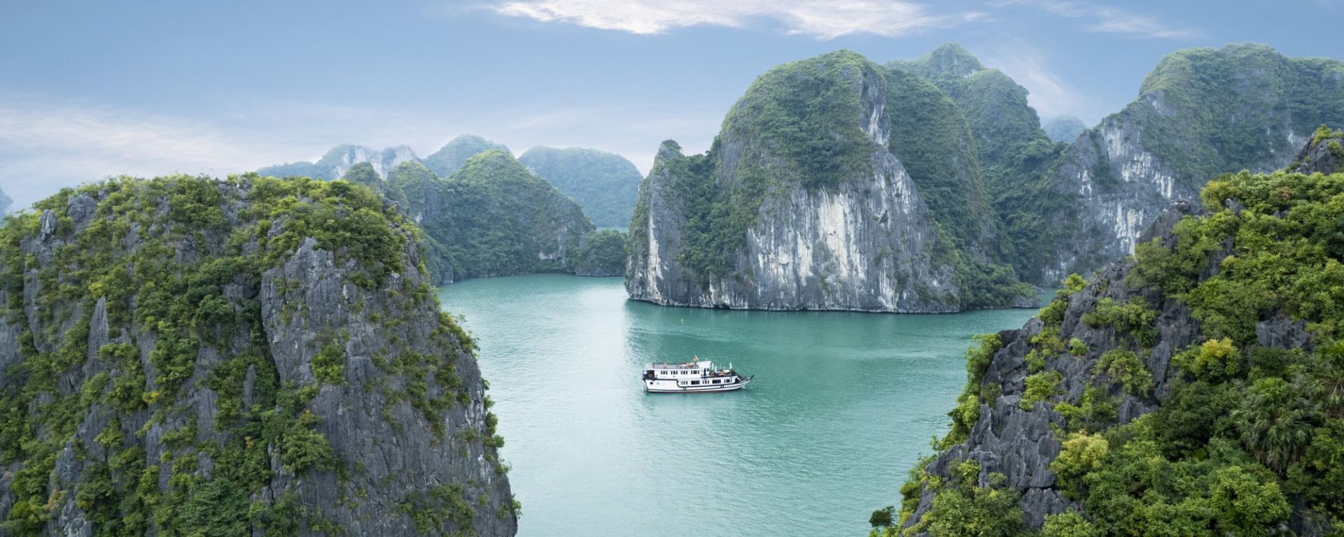Croisières dans la baie de Halong avec le bâteau privé «Legend Halong» 3D de Hanoi: exterior: Bhaya Legend 3-cabin