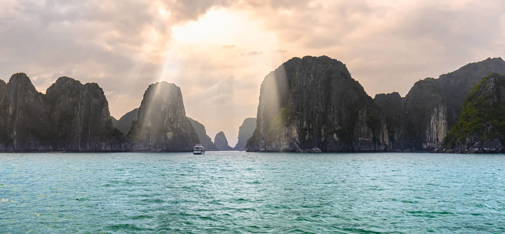 Halong Bucht Kreuzfahrten mit «The Au Co» 3D ab Hanoi: Halong Bay