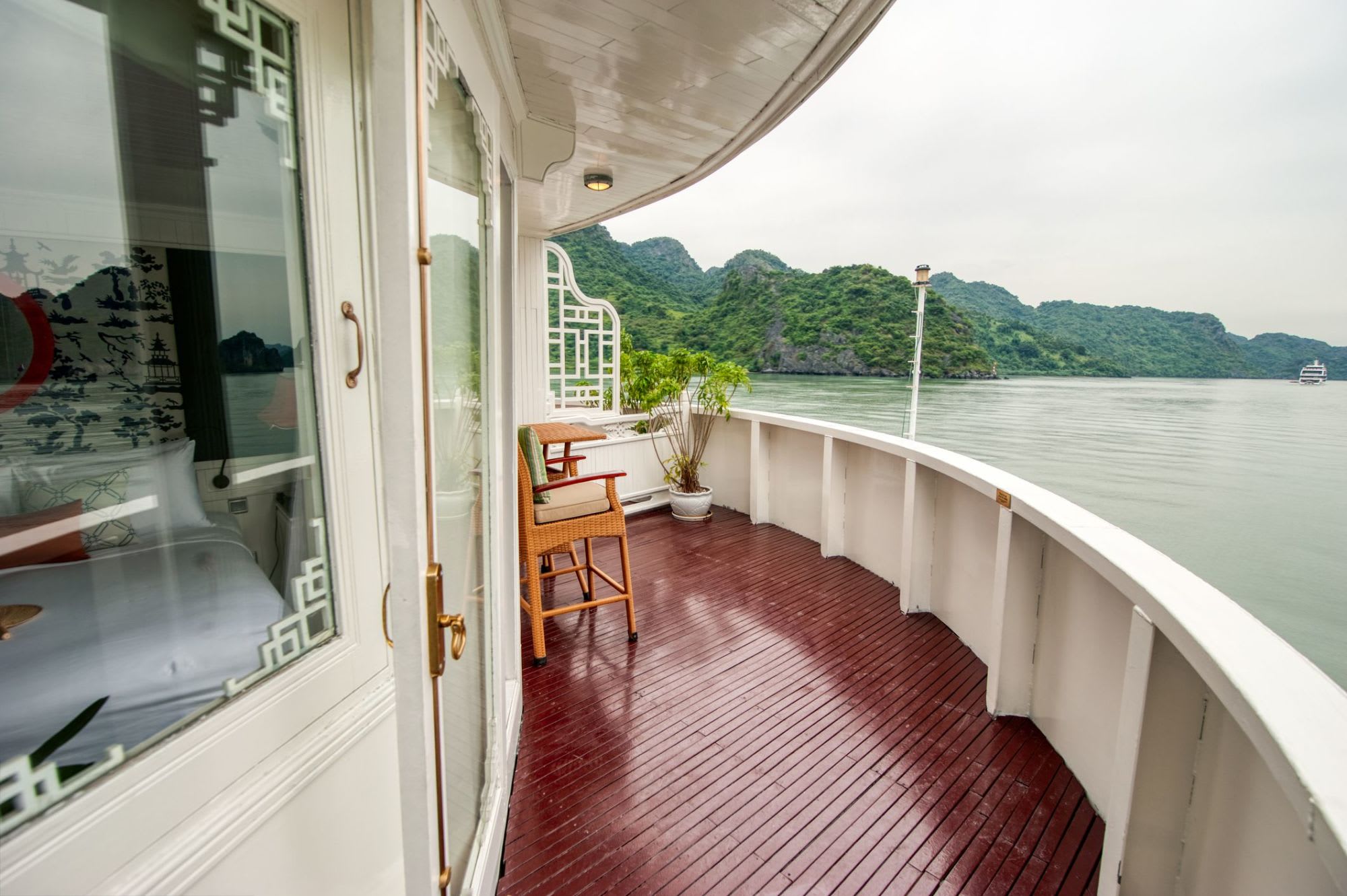 Halong Bucht Kreuzfahrten mit «The Au Co» 3D ab Hanoi: room: Au Co Suite | Balcony
