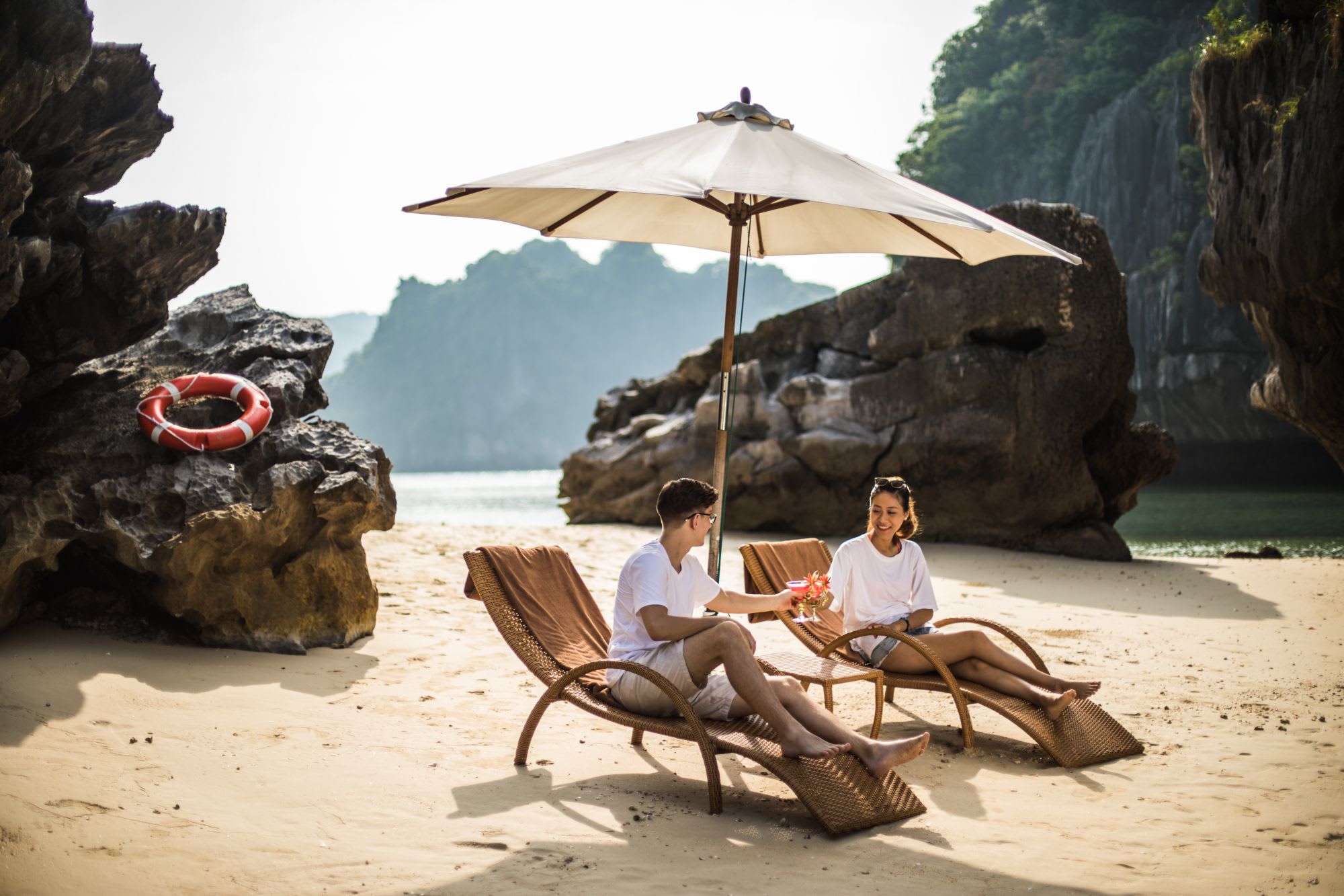 Halong Bucht Kreuzfahrten mit «The Au Co» 3D ab Hanoi: activities: Relaxing on Beach